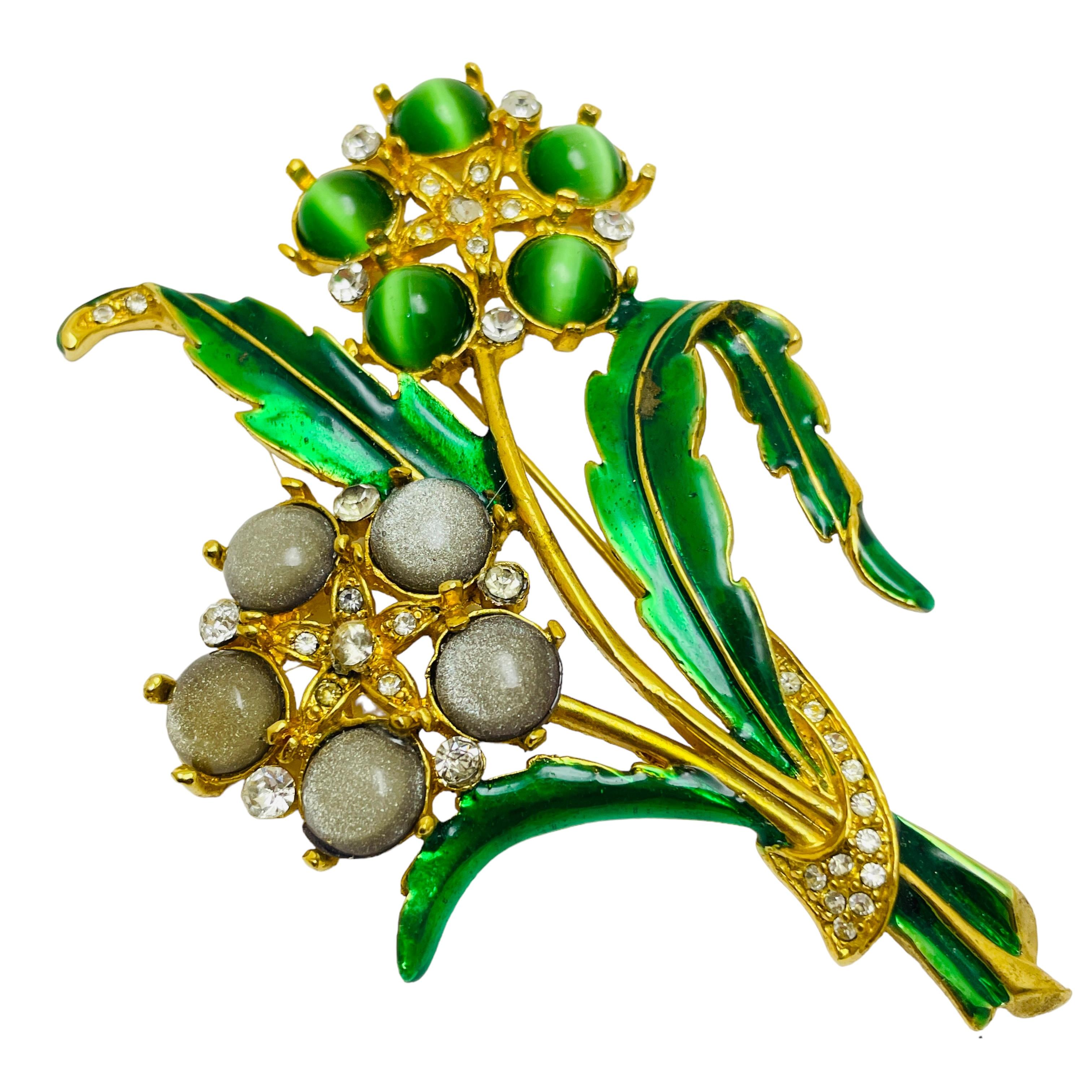DETAILS

• unsigned    

• gold tone with glass stones and enamel

• vintage designer brooch

MEASUREMENTS  

• 

CONDITION

•  very good vintage condition with minimal signs of wear 

 Sku 44

❤️❤️  VINTAGE DESIGNER JEWELRY ❤️❤️

❤️❤️  ALEXANDER’S