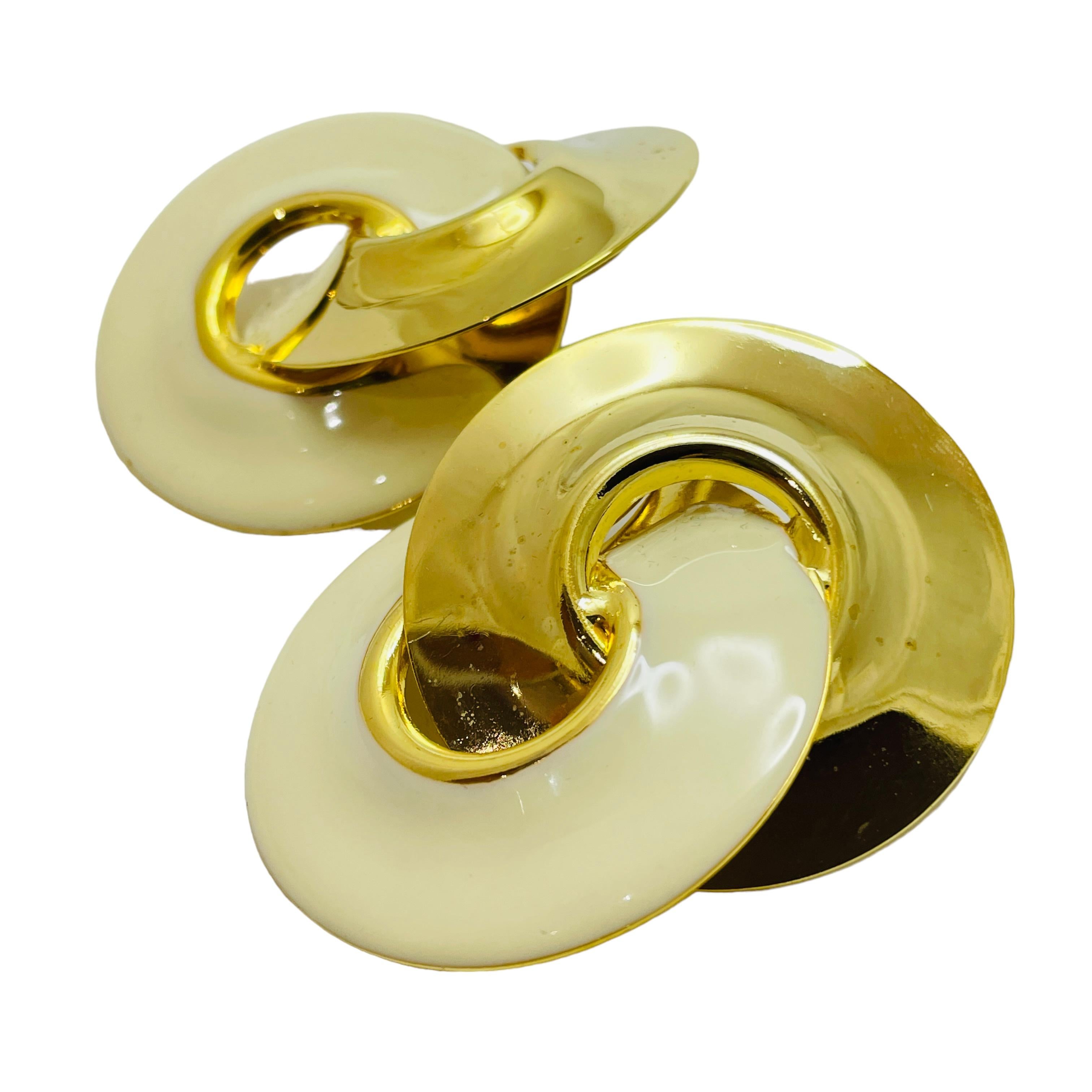 Vintage huge gold enamel knot designer clip on earrings In Good Condition For Sale In Palos Hills, IL