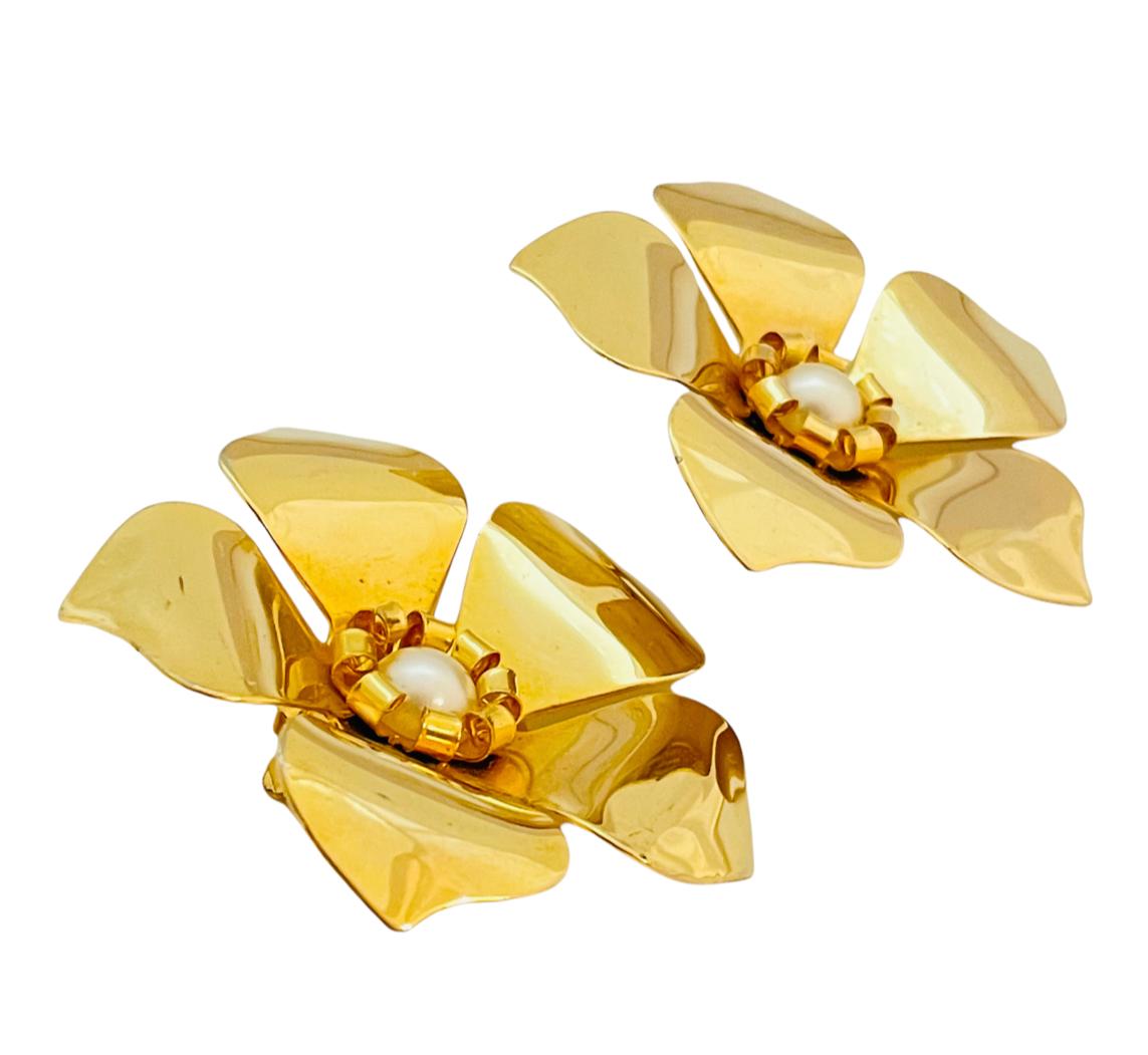 DETAILS

• unsigned

• shiny gold tone finish 

• vintage designer runway flower clip on earrings 

MEASUREMENTS  

• 2
