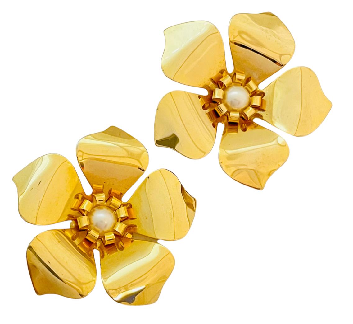 Vintage huge gold flower pearl earrings In Good Condition For Sale In Palos Hills, IL