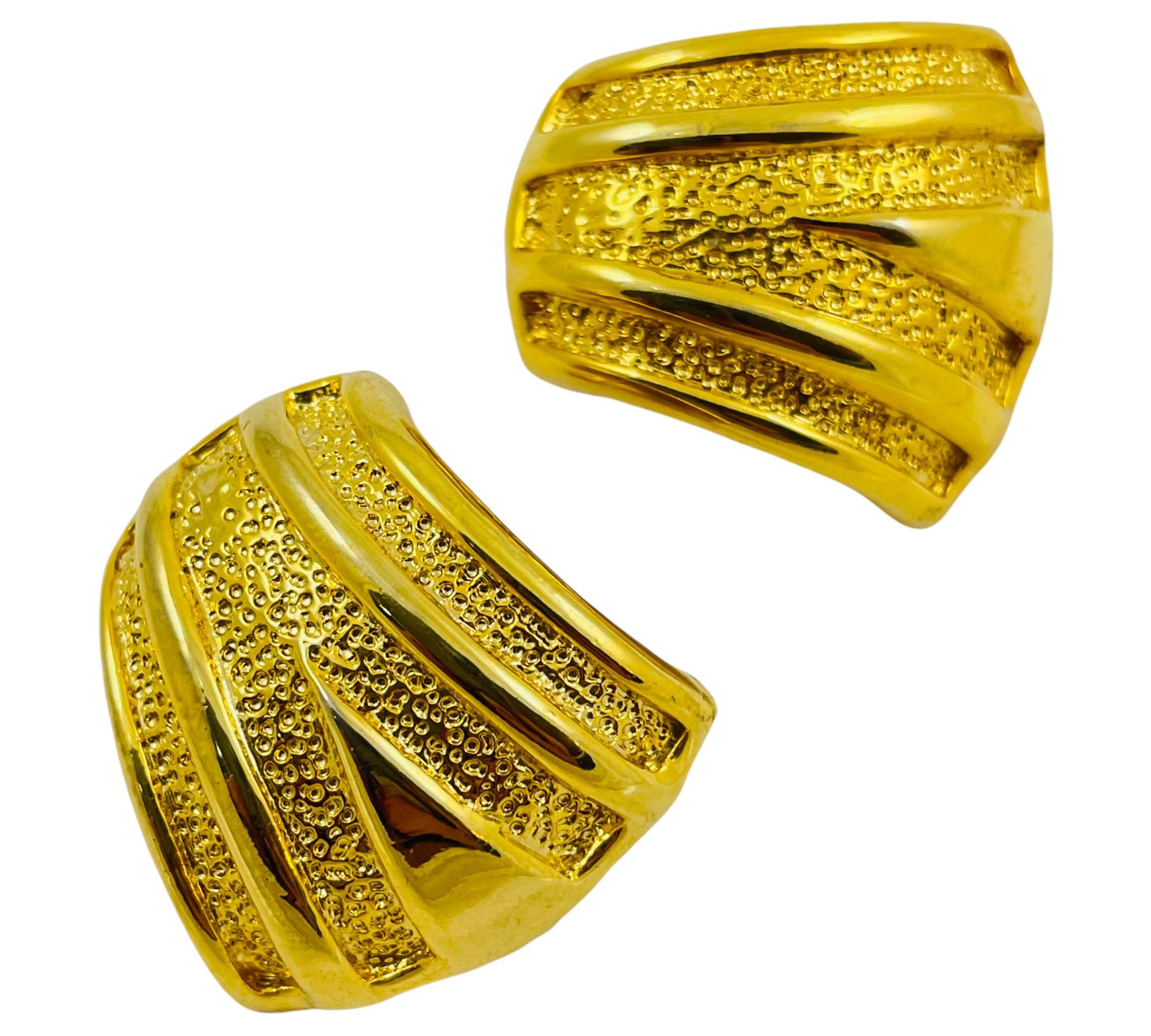 DETTAGLI

- senza segno

- tono oro  

- orecchini vintage di design da passerella

MISURE  

- 1