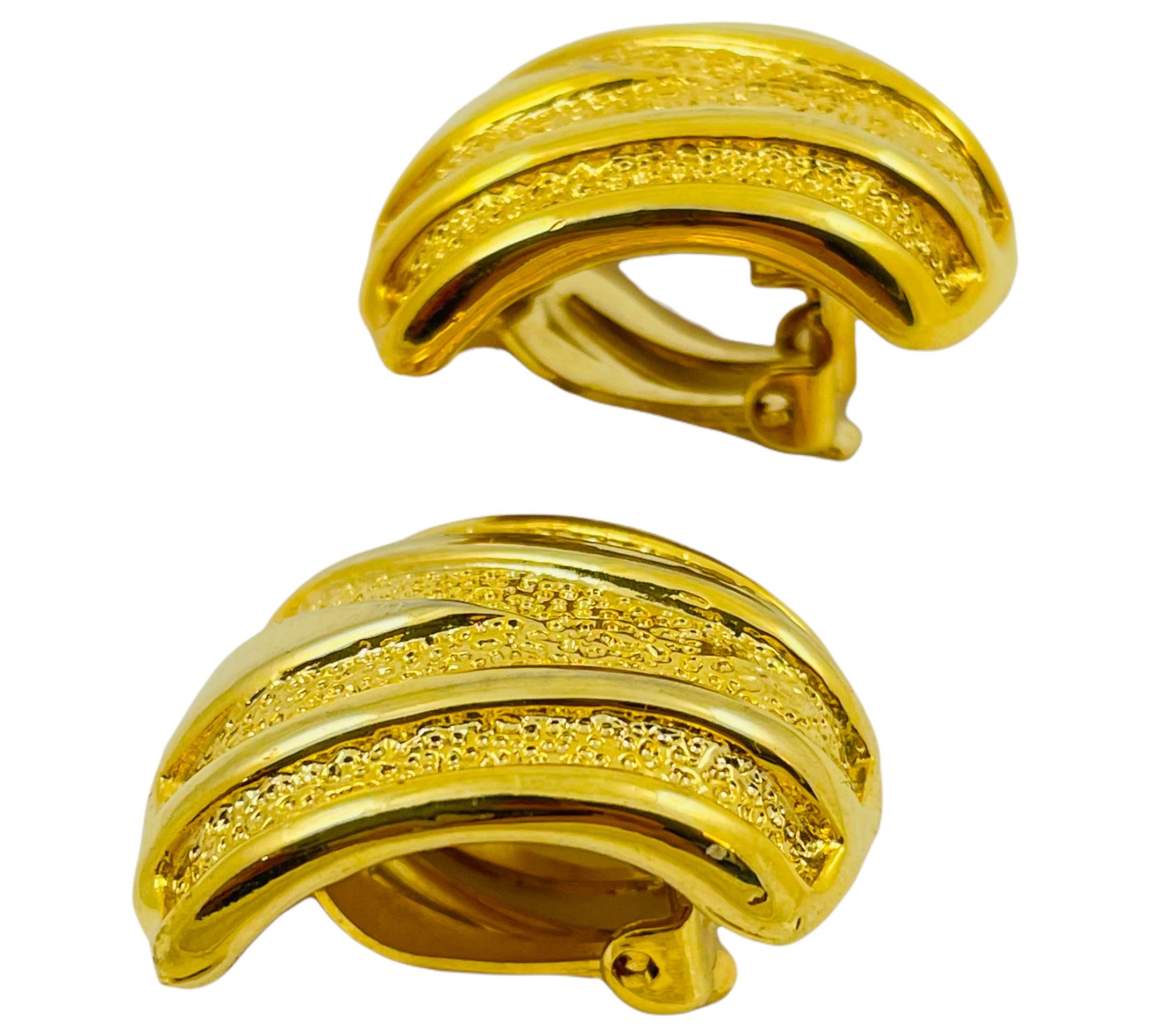 Vintage huge gold massive designer runway clip on earrings In Good Condition For Sale In Palos Hills, IL