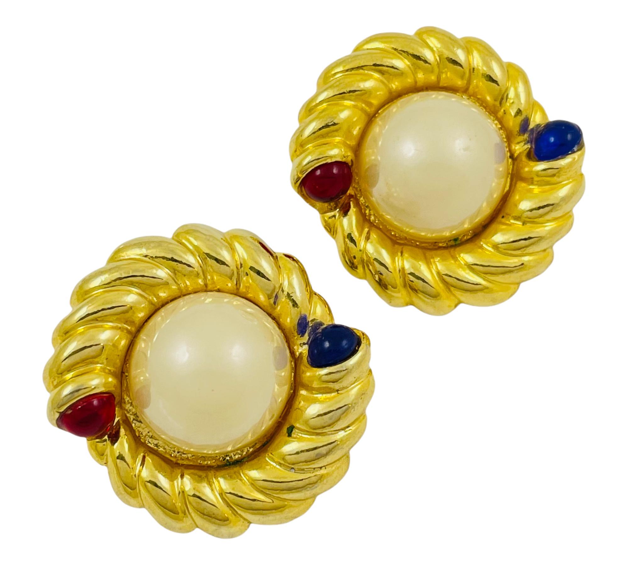 Vintage huge gold pearl red blue glass designer runway clip on earrings In Good Condition For Sale In Palos Hills, IL