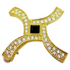 Broche vintage en fausse perle et faux strass, ton or.