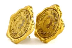 Boucles d'oreilles vintage KARL LAGERFELD à grand profil avec logo et sceau en cire