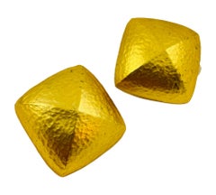 Modernistische, riesige, geometrische Laufsteg-Designer-Clip-Ohrringe aus mattem Gold
