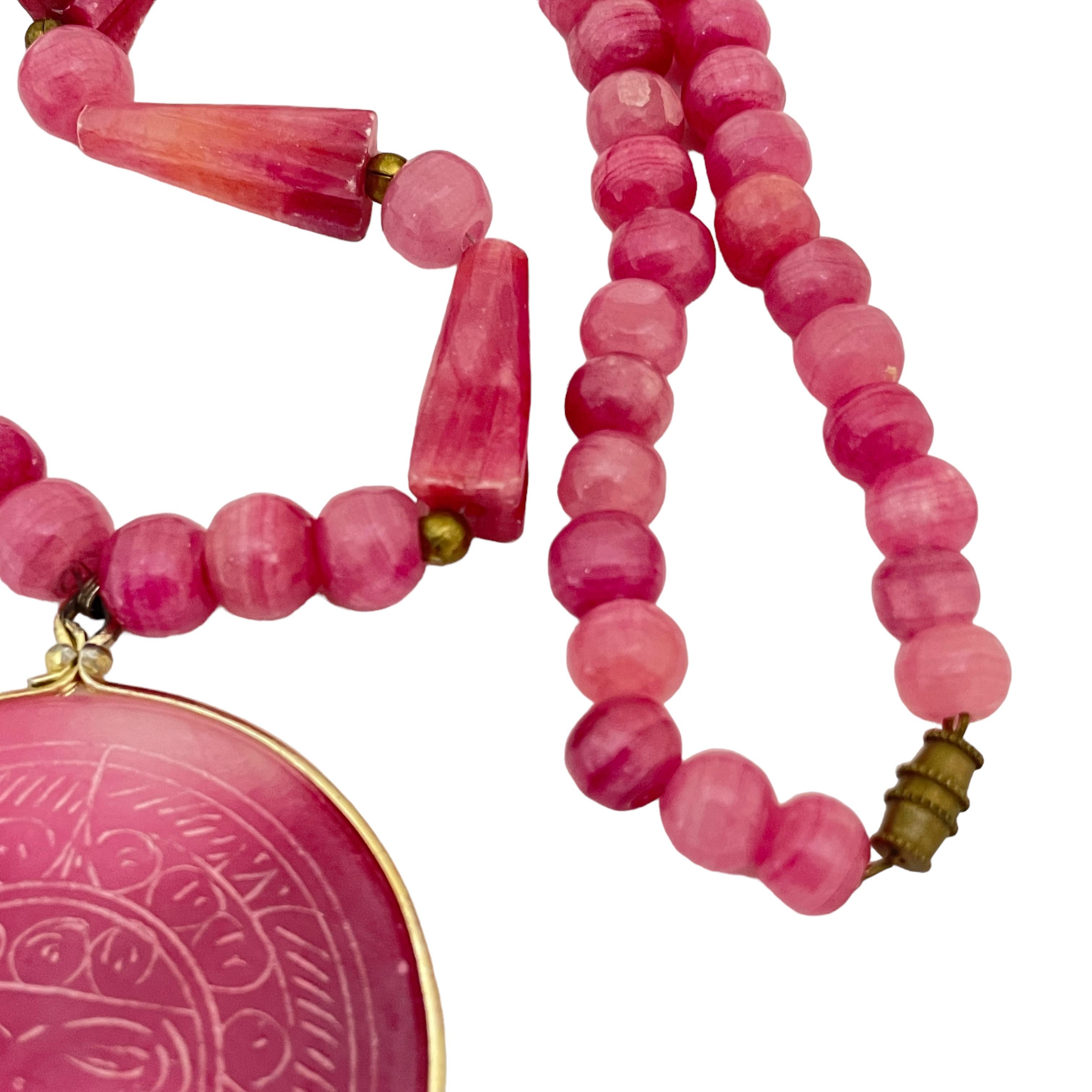 Collana di design con ciondolo in perline in vetro rosa enorme d'epoca In condizioni buone in vendita a Palos Hills, IL