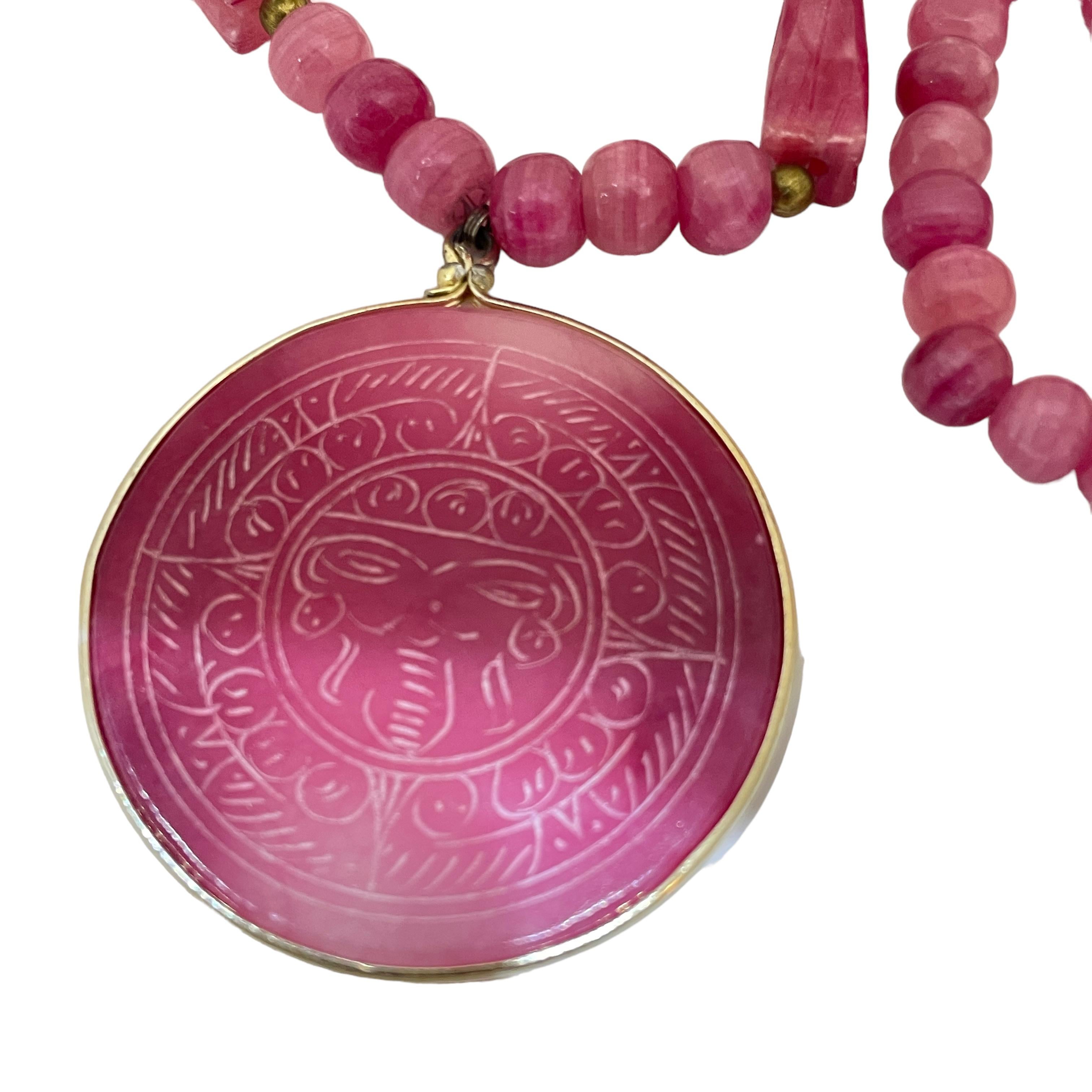 da uomo o donna Collana di design con ciondolo in perline in vetro rosa enorme d'epoca in vendita