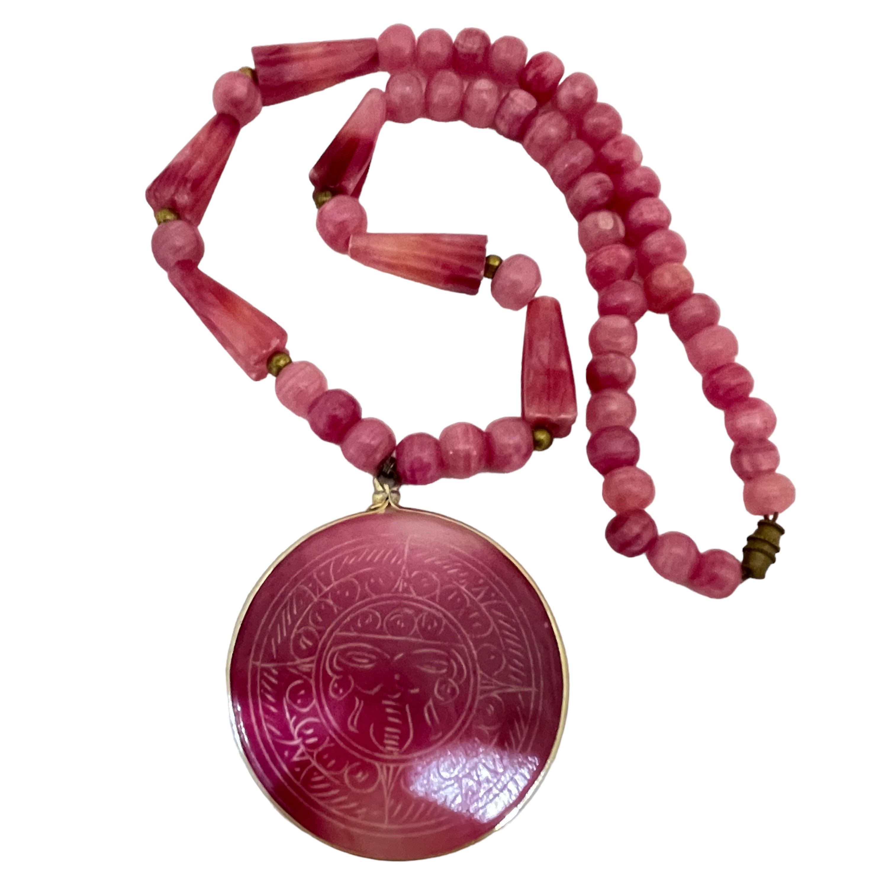 Collana di design con ciondolo in perline in vetro rosa enorme d
epoca in vendita