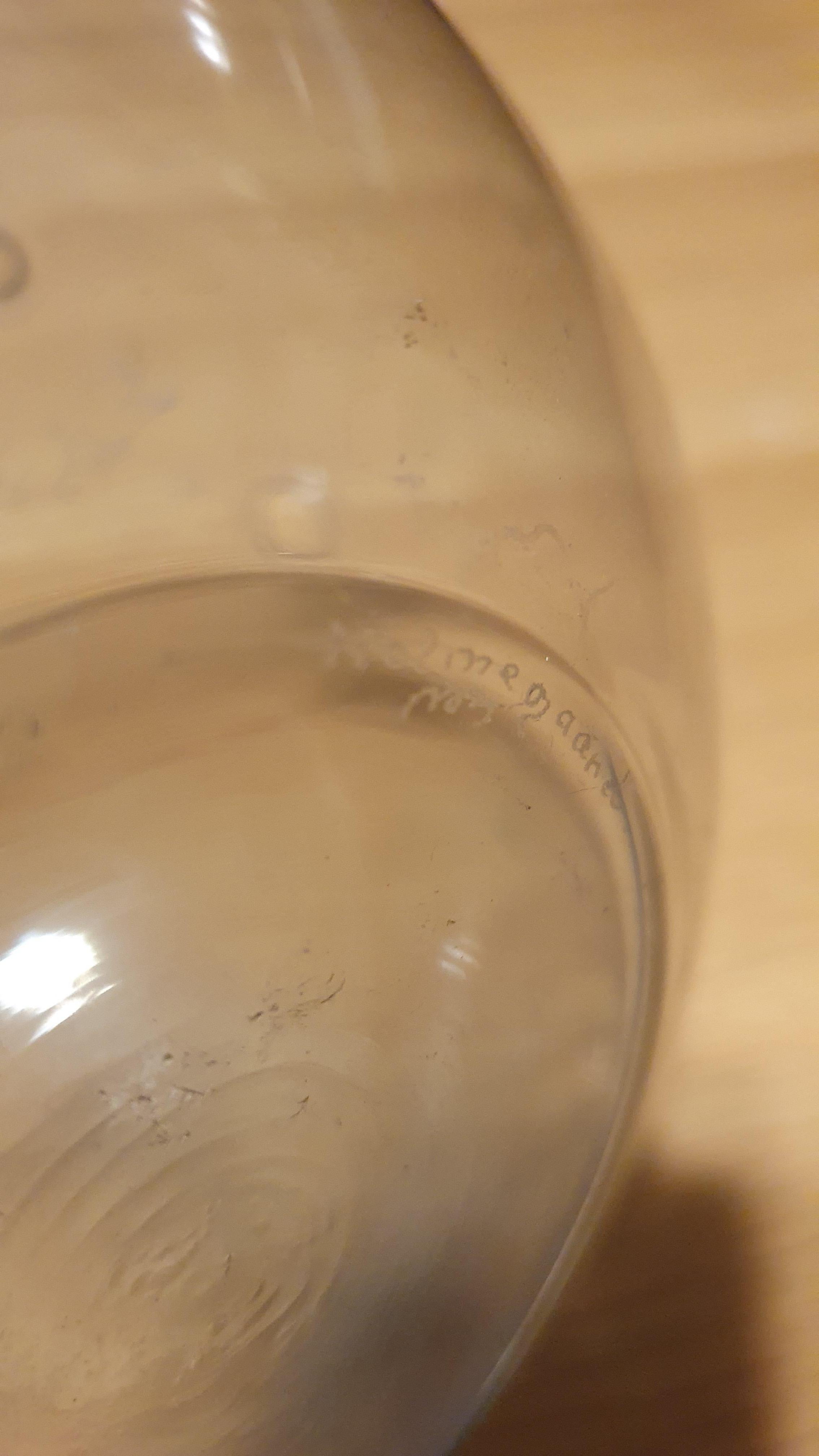 Magnifique vase Hull (trou) en verre transparent soufflé à la main, conçu par Michael Bang pour Holmegaard Danemark, années 1970. Produit entre 1973 et 1978.
Le vase a plusieurs trous pour placer et arranger les fleurs.
6