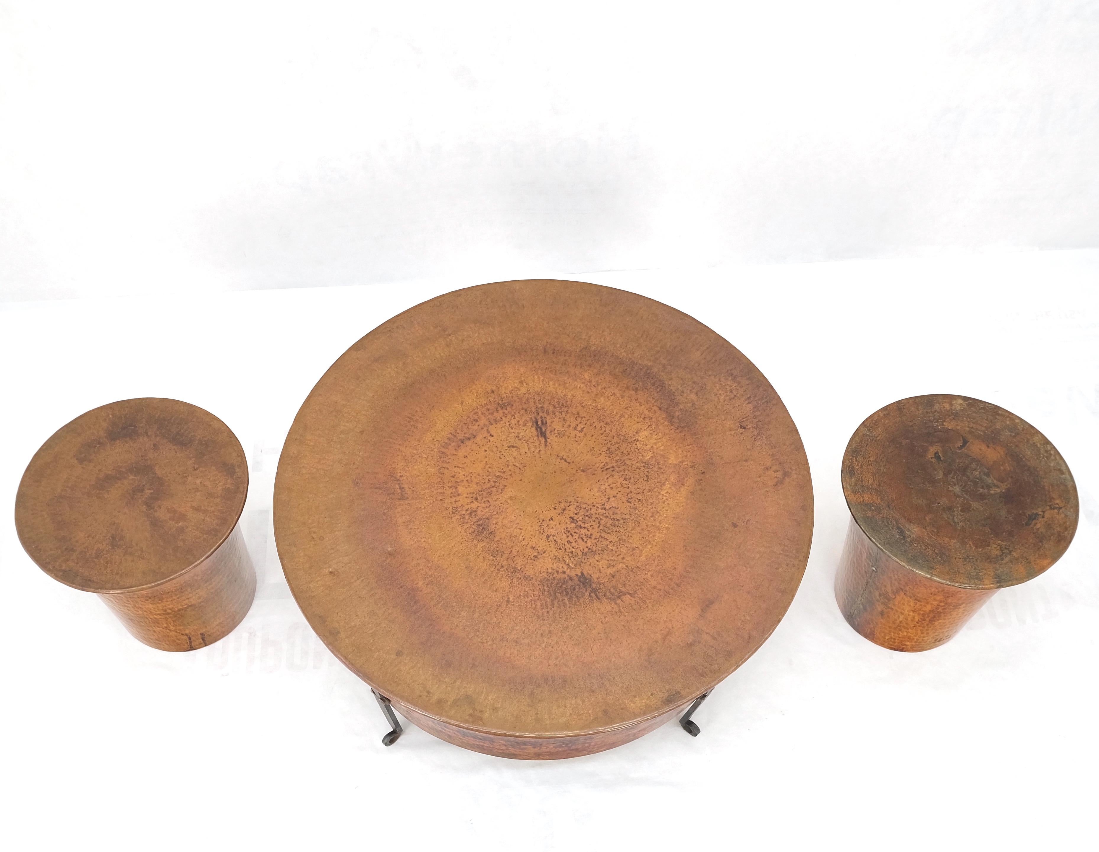 Vintage Hummered Forged Copper & Iron Round Coffee Table & Pair of Stools Seats For Sale 4