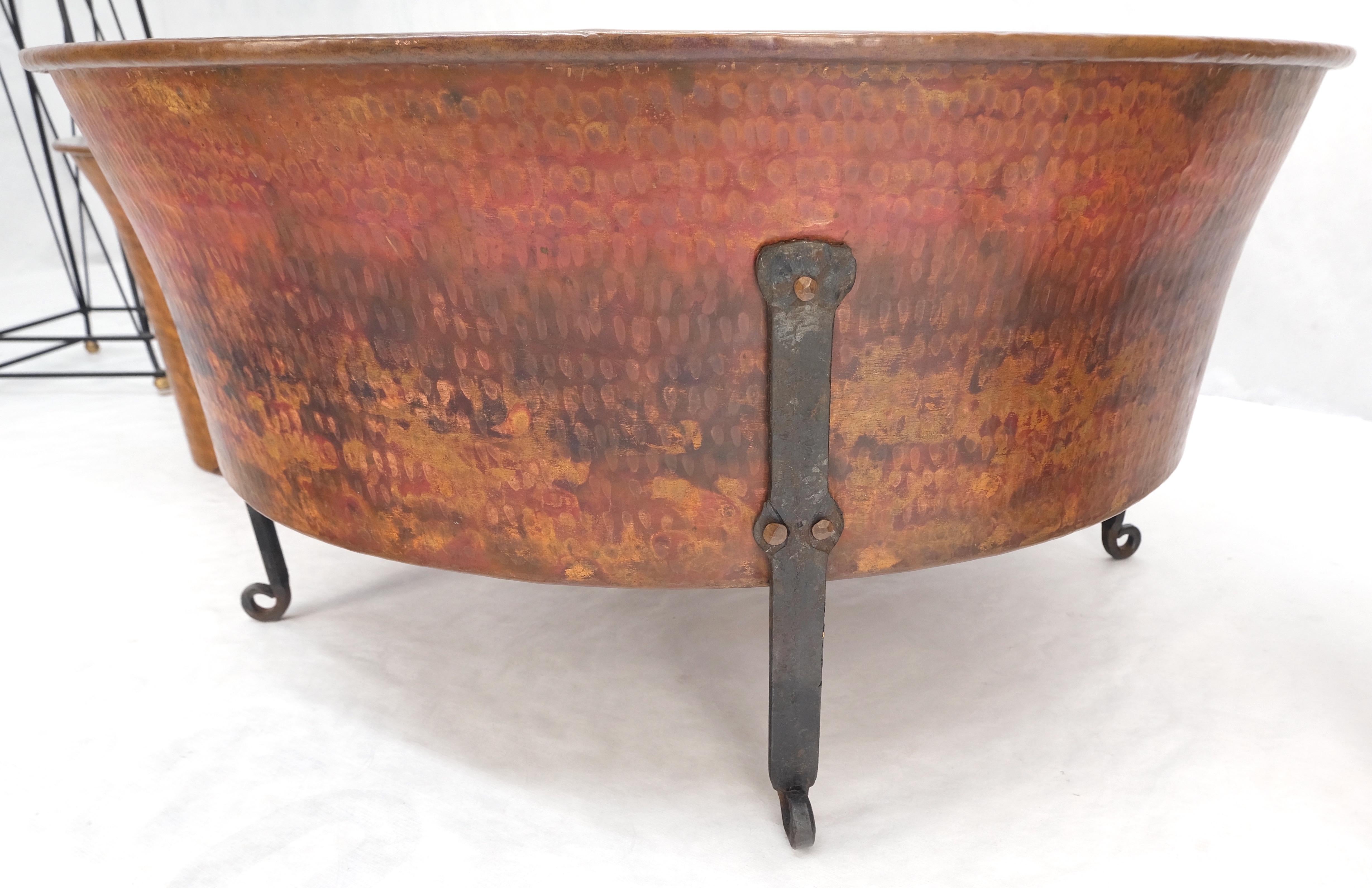 Vintage Hummered Forged Copper & Iron Round Coffee Table & Pair of Stools Seats In Good Condition For Sale In Rockaway, NJ