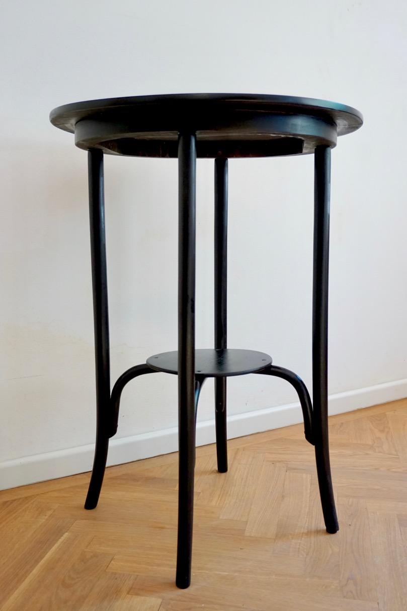 Vintage Hungarian black bentwood side table from Debreceni Hajlitott Butorgyar
Black Hungarian Thonet-style round bentwood side table made by the Debrecen Bentwood Factory (Debreceni Hajlított Bútorgyár), under Catalog Nr 155.