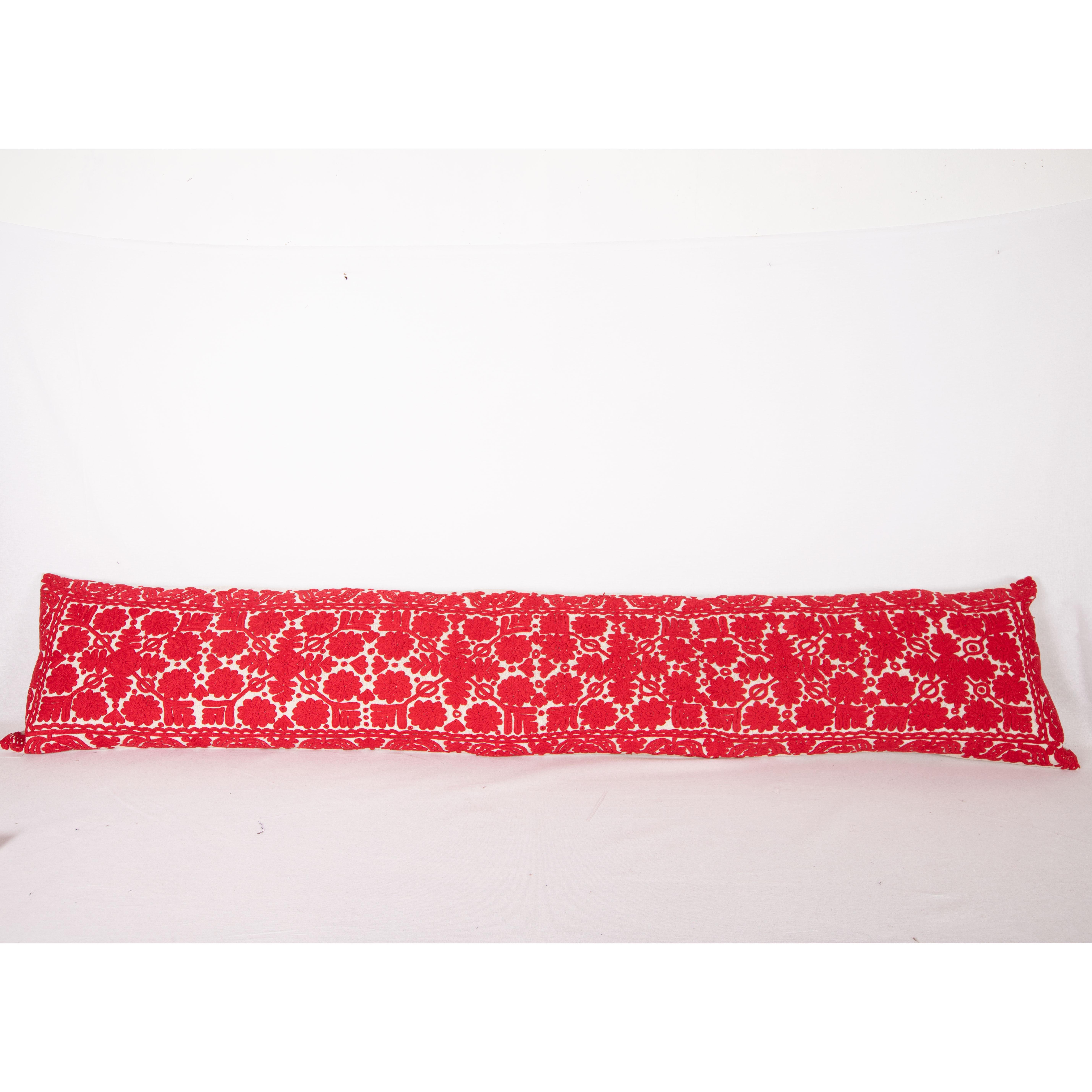 Questo tipo di ricamo viene praticato ancora oggi in alcune zone della Transilvania. 
Si tratta di un cuscino per il corpo over-size ricavato da un cuscino vintage.

Non viene fornito con un inserto, ma con una borsa a misura di inserto.
Lino
