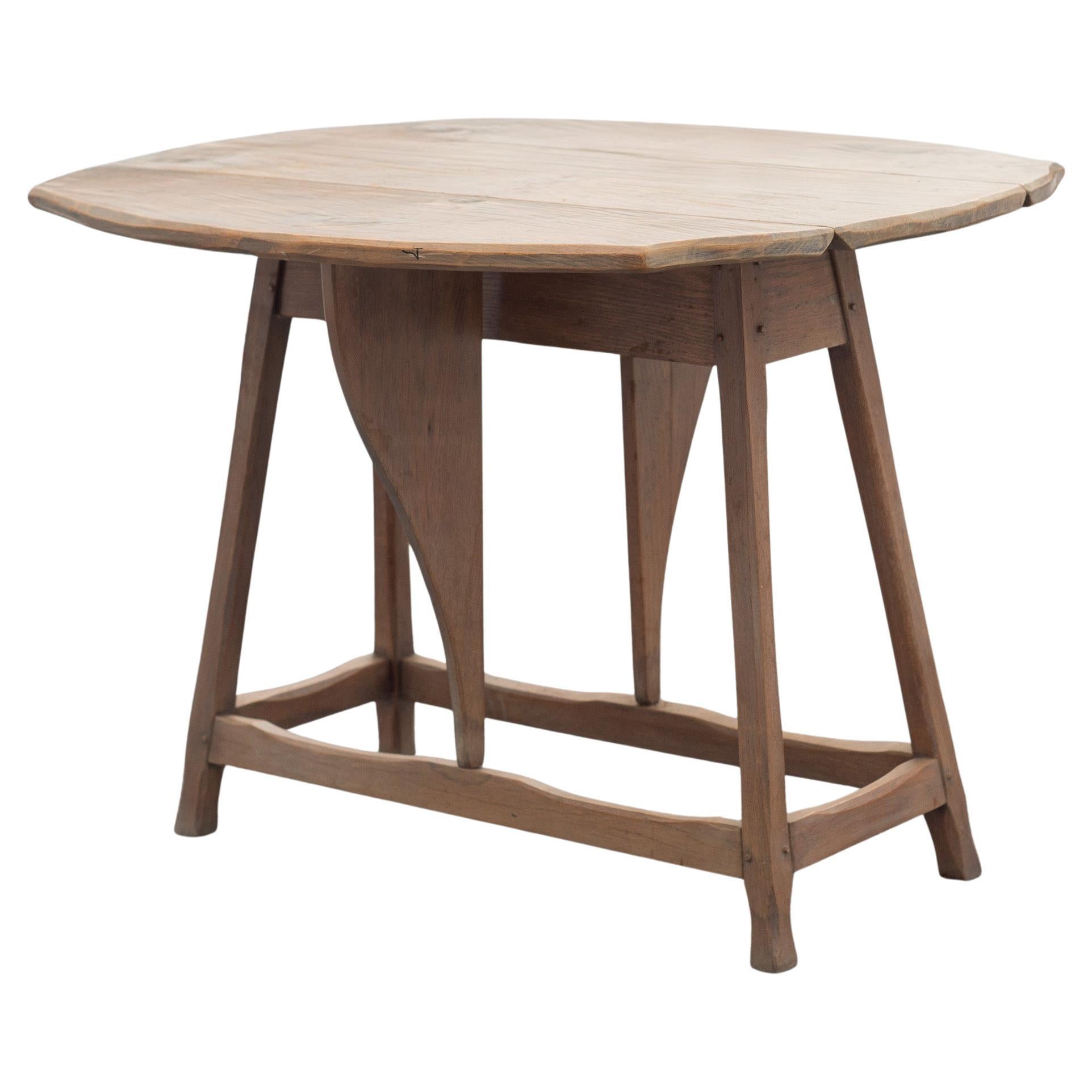 Hunt Country Furniture d
epoca, tavolo da lampada pieghevole in legni misti, cedro e Oak in vendita