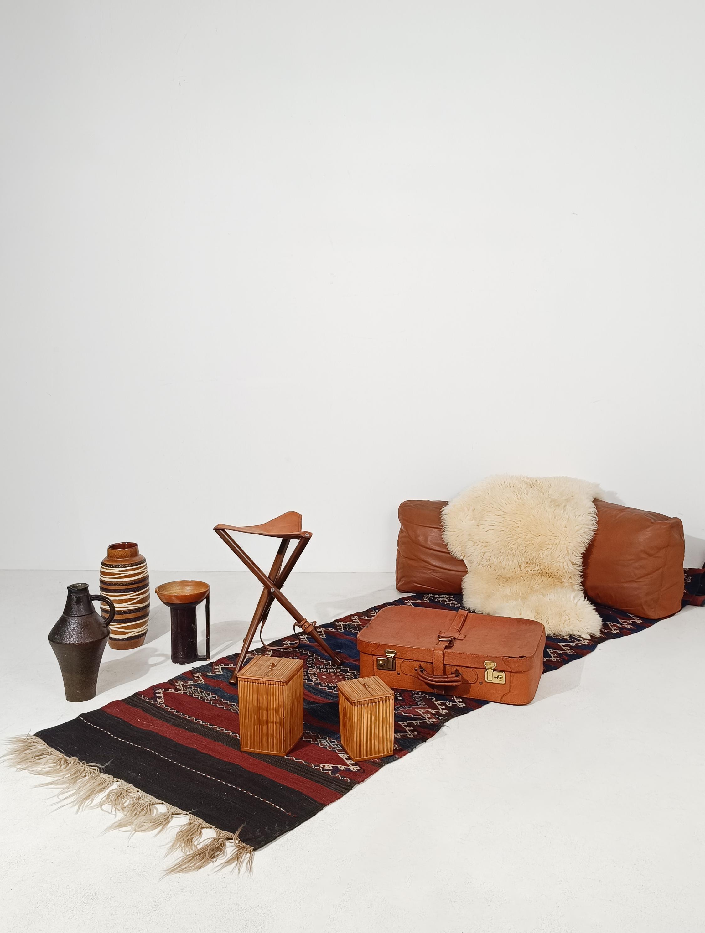 wir bieten einen Vintage-Hocker aus den 60er und 70er Jahren zum Verkauf an, der zu diesem Universum von superschickem Jagdzubehör gehört.
Der Designer dieses Klapphockers ist nicht bekannt, wie bei den meisten Campaigner-Möbeln üblich. Sicher ist