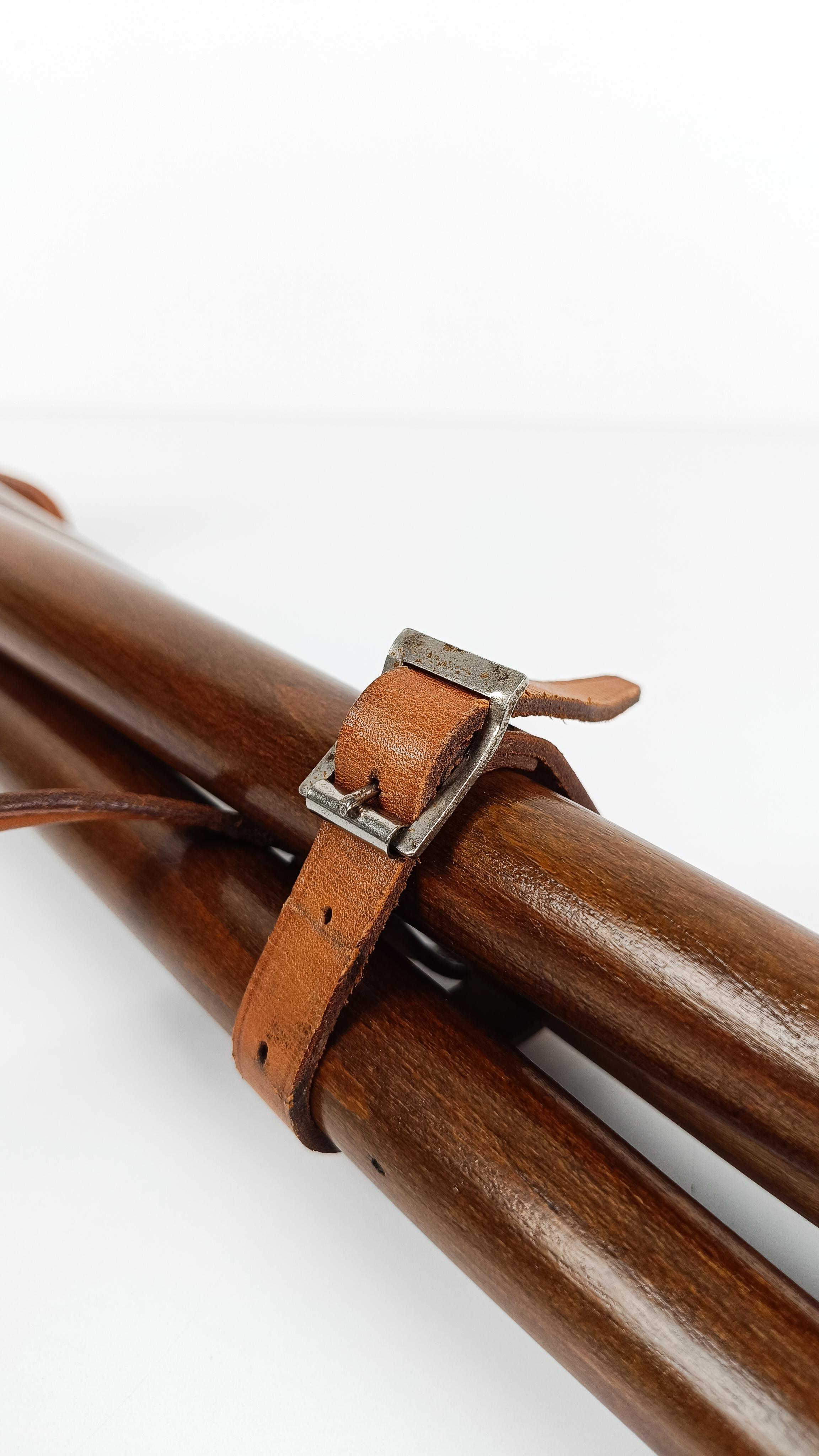 Klappbarer Dreibein-Hocker für Jagd-Kampagne aus italienischem cognacfarbenem Leder und Holz im Angebot 2