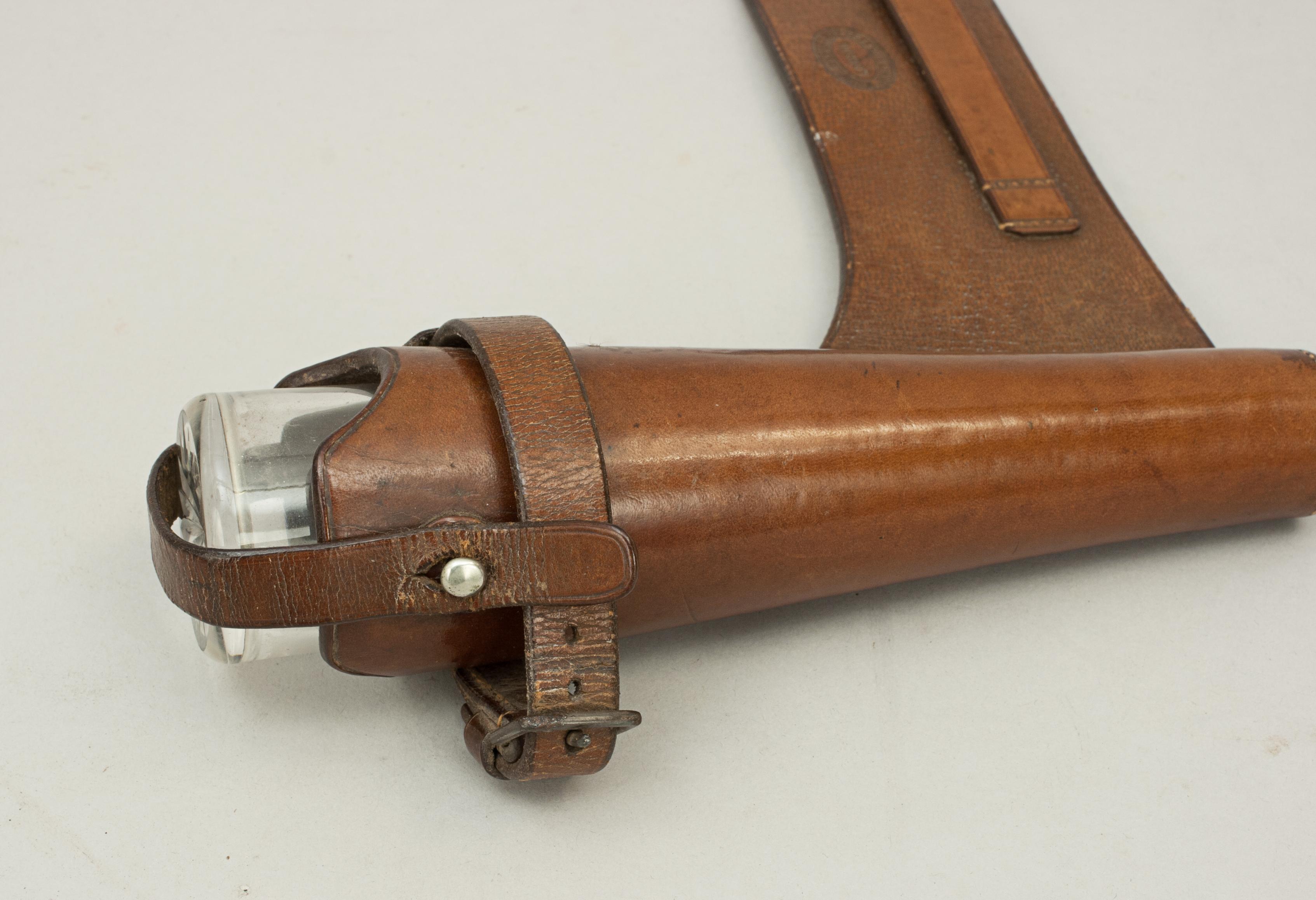 Vintage Hunting Saddle Flask in Original Leather Case In Good Condition In Oxfordshire, GB