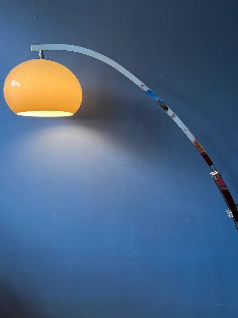 Very rare arc floor lamp with mushroom shade by the German Hustadt Leuchten. The mocca-coloured shade produces a very warm glow. The height/length of the lamp can be adjusted with its extendable arm. The lamp requires one E26/27 (standard) lightbulb