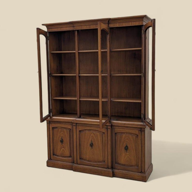 Vintage Hutch Cabinet von Drexel, Triune Collection, Mid Century, MCM, Holz, Display, Geschirr, Aufbewahrung, Buffet, Anrichte, Mahagoni 

Vintage By aus den 1960er Jahren
Abmessungen: 77 3/4