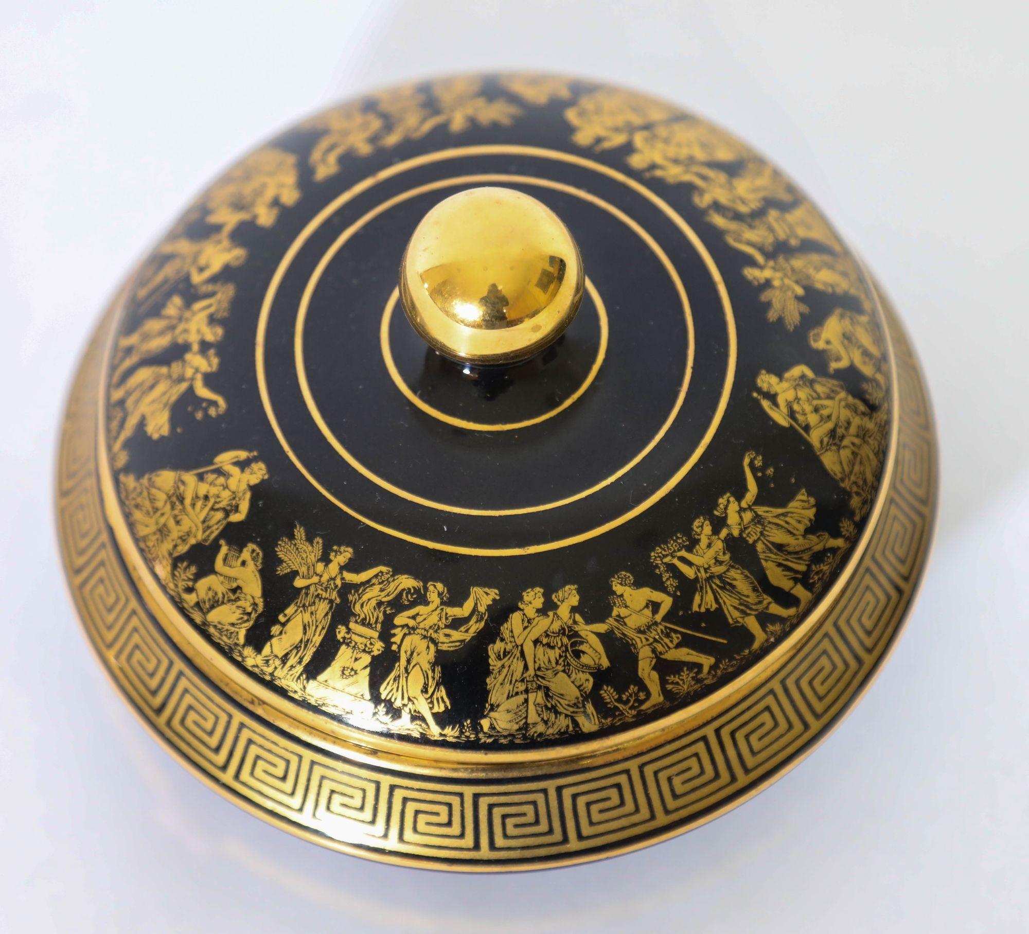 Vintage I Spyropoulos Handmade in Greece schwarz und 24K Gold Finish Porzellan Krug mit Deckel.
Vintage handgefertigt in Griechenland Schwarz und 24k Gold Trinket Porzellanschale mit Deckel.
Griechische Mythologie Design schwarz glasiert und 24K