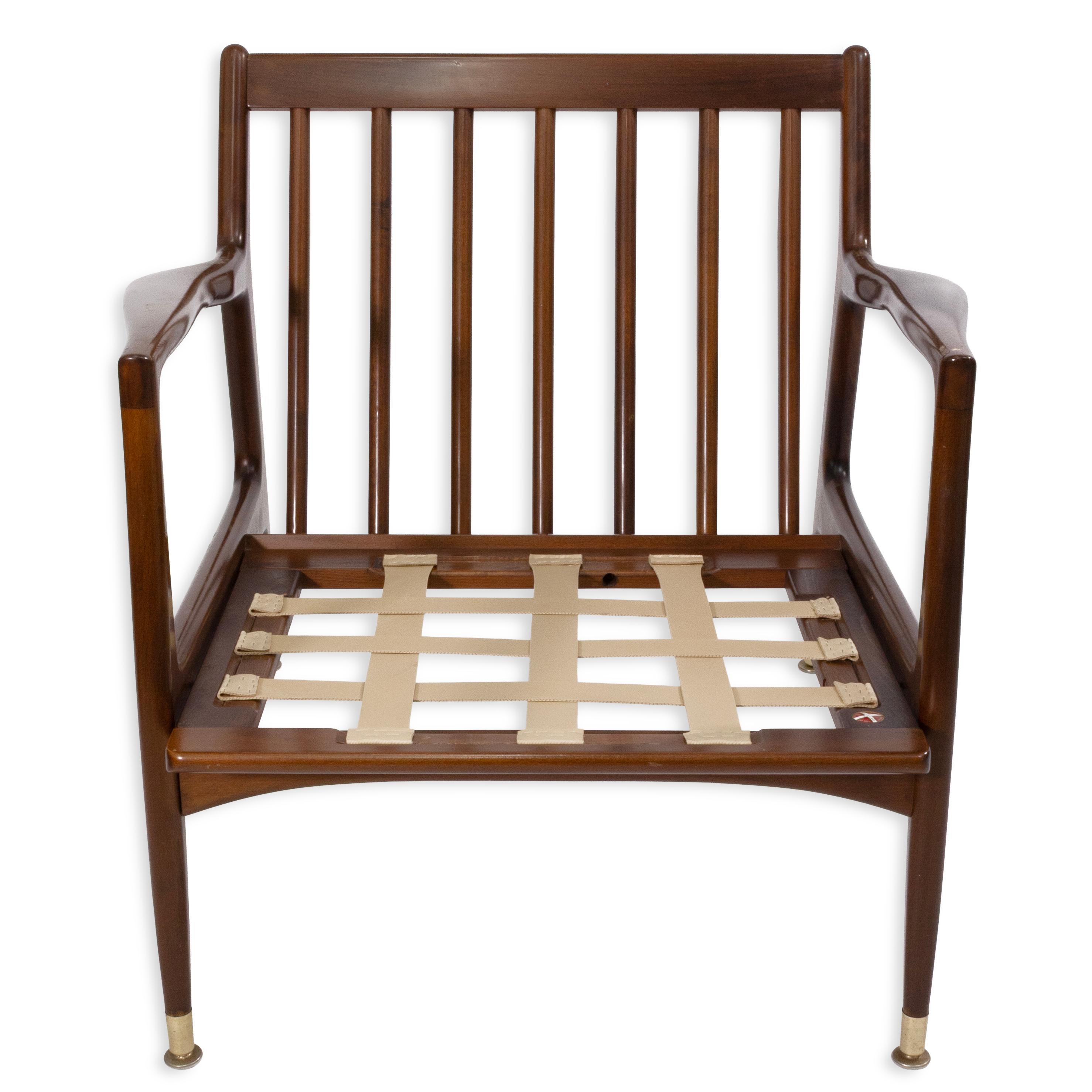 Dieser Loungesessel aus der Mitte des Jahrhunderts von Ib Kofod Larsen für Selig ist ein Beispiel für klassisches dänisches modernes Design. Das Gestell aus edlem Nussbaumholz zeichnet sich durch elegant geformte Armlehnen, eine Rückenlehne mit