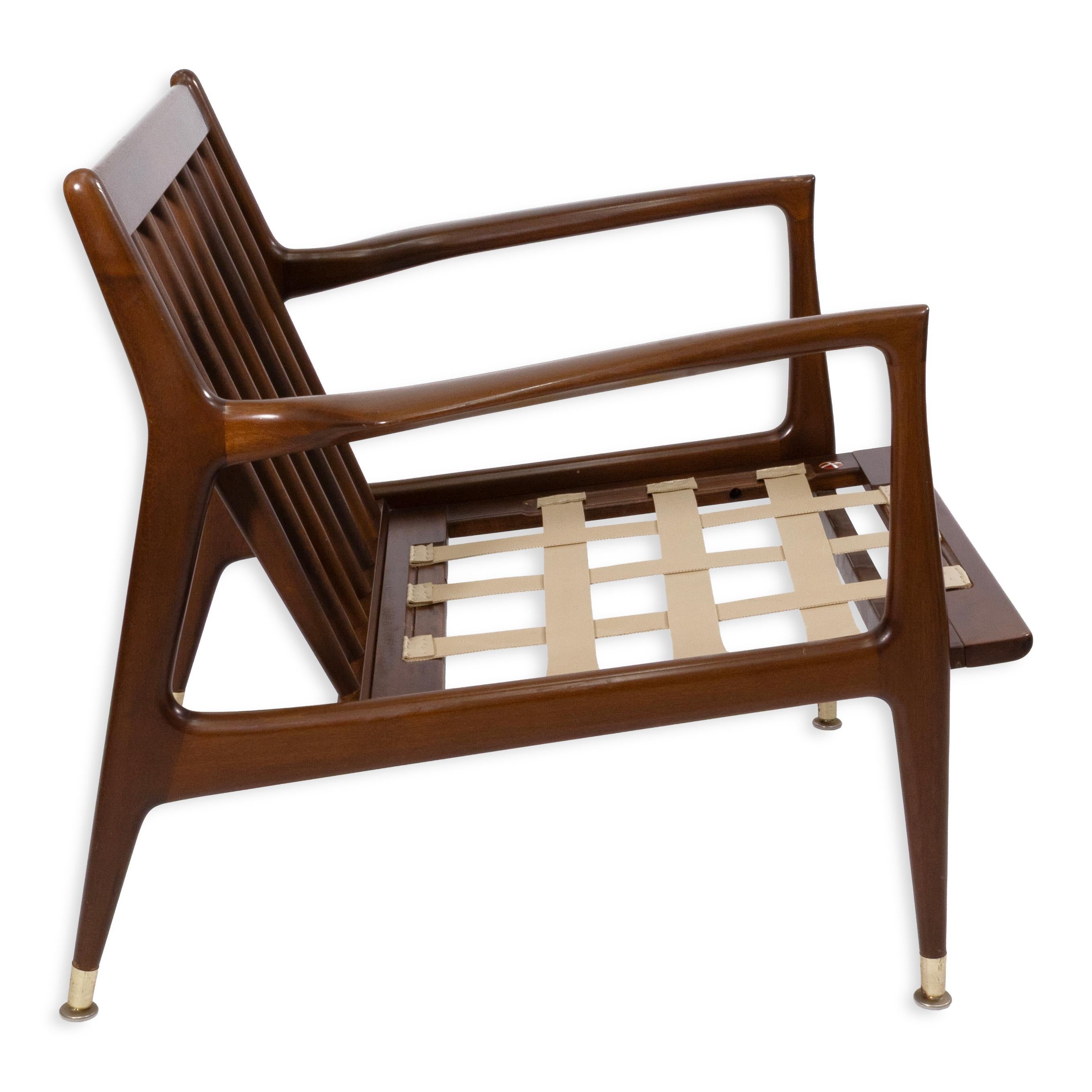 Vintage By Kofod Larson für Selig Modern Dänischer Nussbaum Lounge Stuhl (Moderne der Mitte des Jahrhunderts) im Angebot