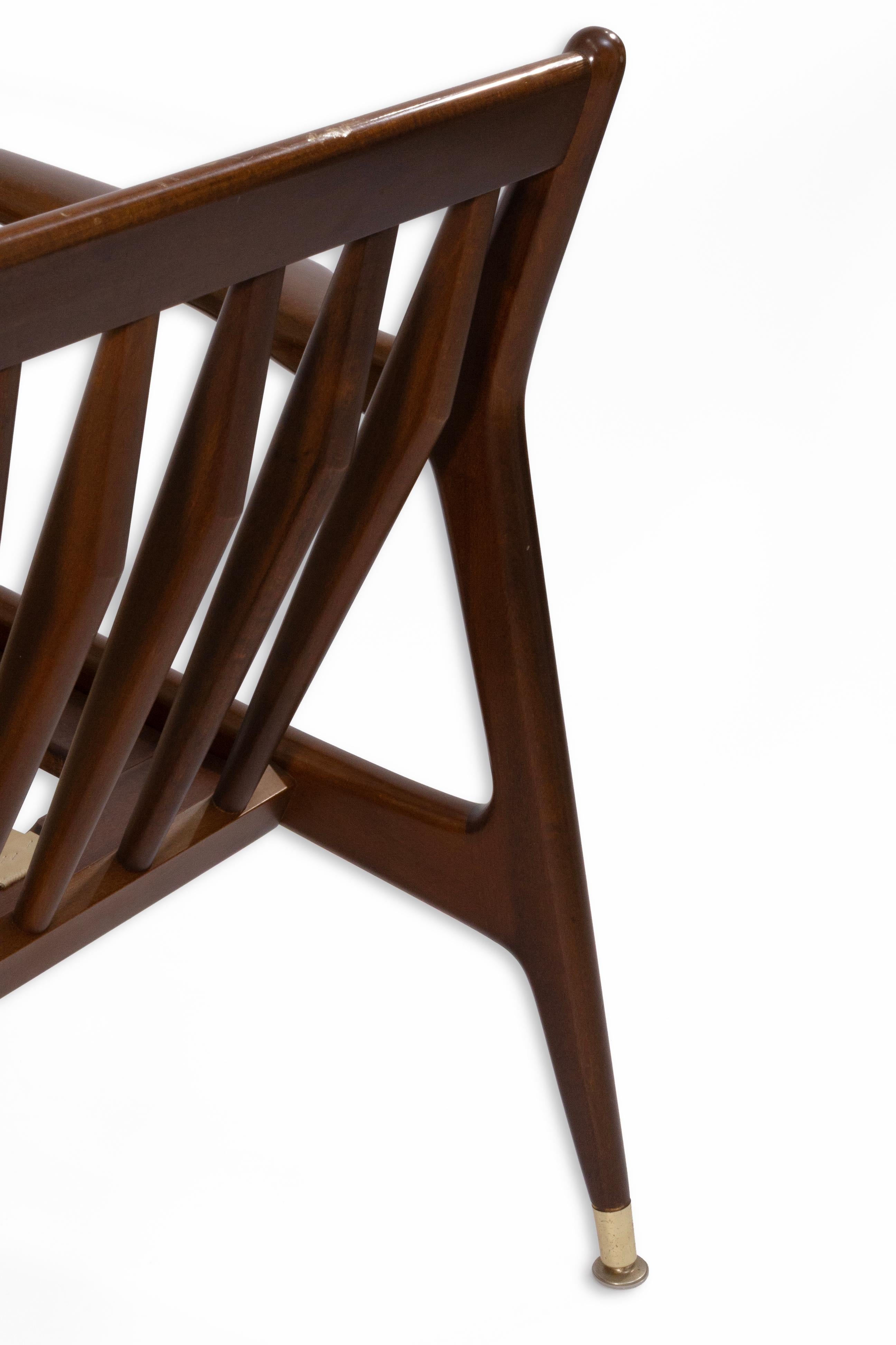 Vintage By Kofod Larson für Selig Modern Dänischer Nussbaum Lounge Stuhl (20. Jahrhundert) im Angebot