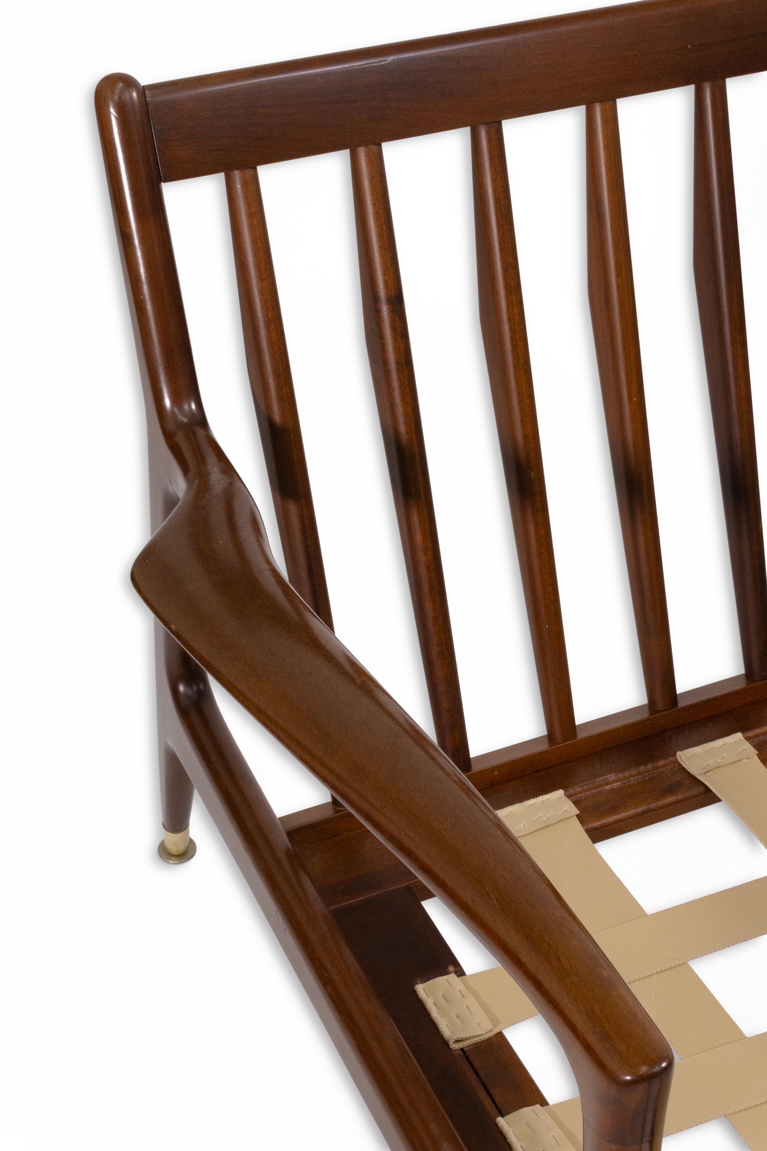 Vintage By Kofod Larson für Selig Modern Dänischer Nussbaum Lounge Stuhl (Walnuss) im Angebot