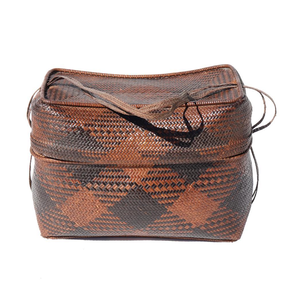 Tessuto a mano Cesto con coperchio in rattan Iban d'epoca, West Kalimantan in vendita
