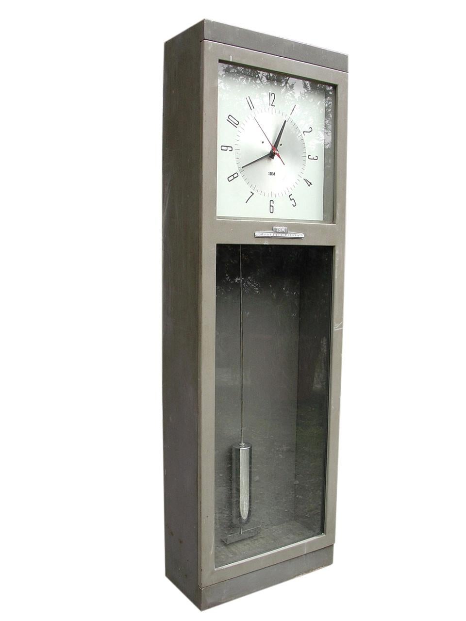 IBM master long clock electro mechanical with pendulum years '60, used but good vintage condition and complete of the piece also for the mechanism, but have necessity of revision ..industrial chic design numbered
le mouvement électro-mécanique est
