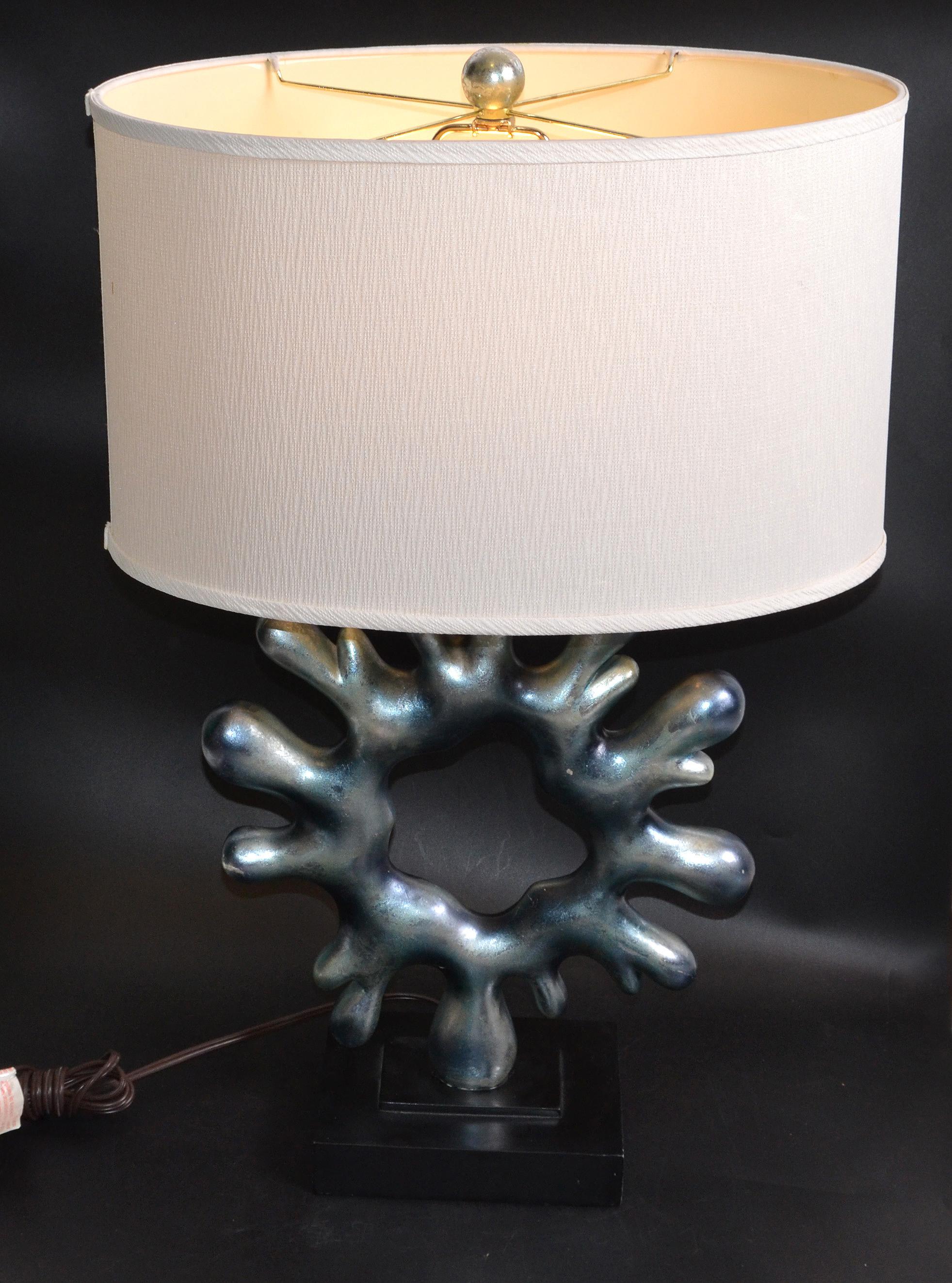 Vintage Ice Blue Resin Biomorphic Shape Abstract Art Table Lamp & Oval Shade 70s In Good Condition For Sale In Miami, FL