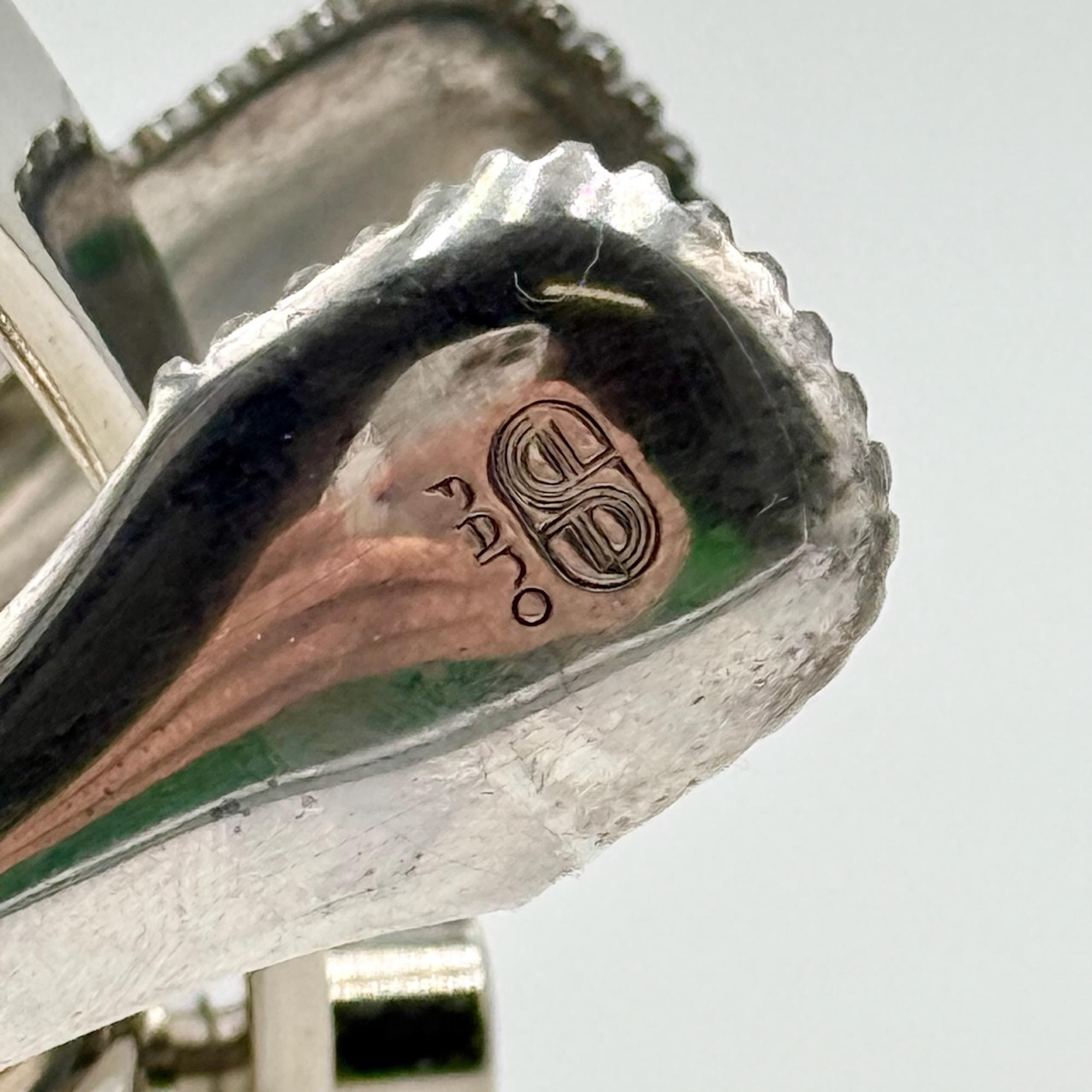 Ce seau à glace vintage d'Arnolfo di Cambio incarne l'élégance italienne. Il est fabriqué en cristal épais et doté d'une poignée et d'un rebord en métal qui exsudent la sophistication. Le design structuré reflète l'esthétique raffinée des années