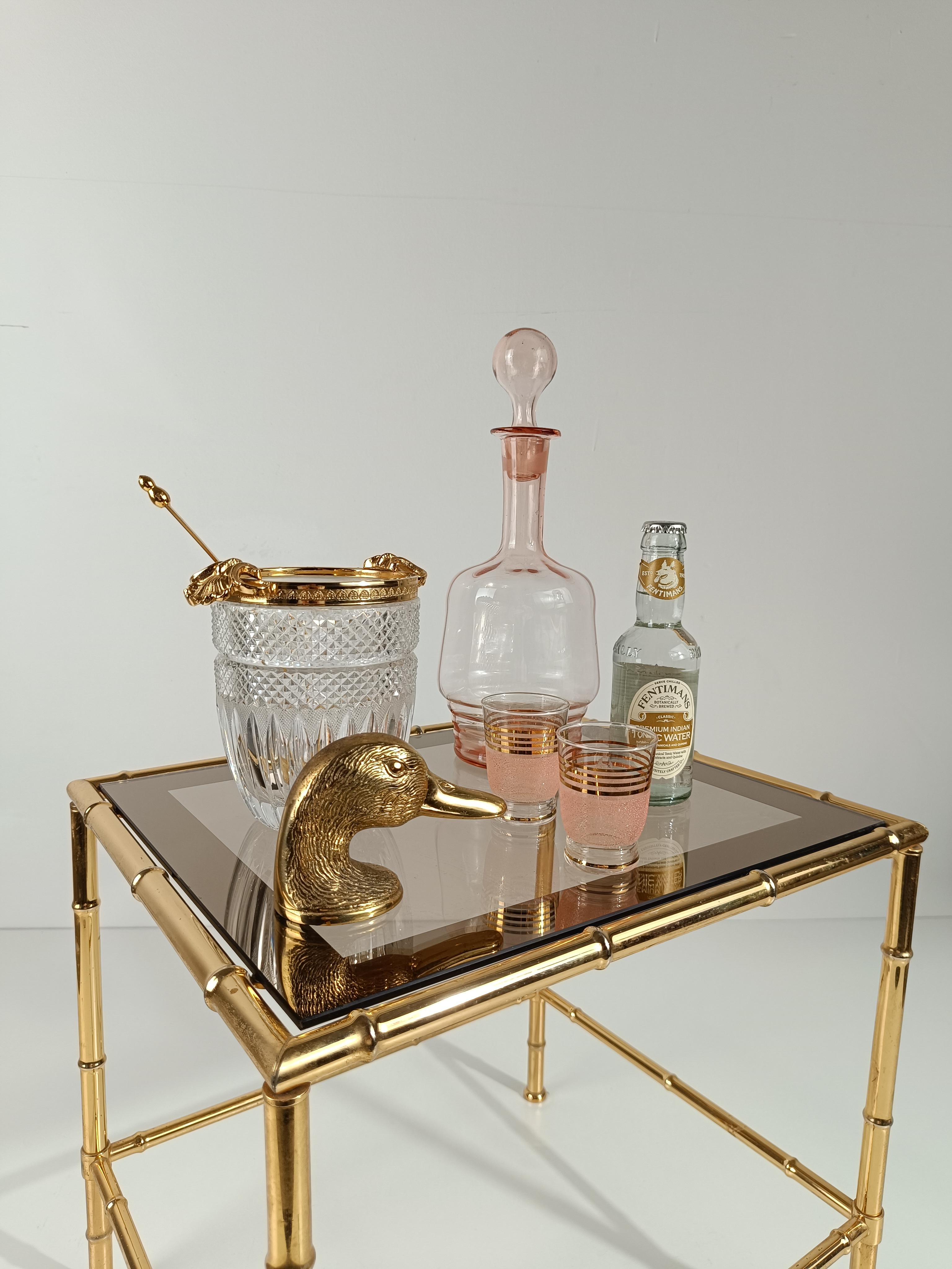 A sparkling ice bucket, still equipped with its specific perforated spoon for ice, certainly made in Europe, between the 60s and 70s.
Although it is a mid-twentieth century ice bucket, its design recalls the Baroque style.
The structure is in cut
