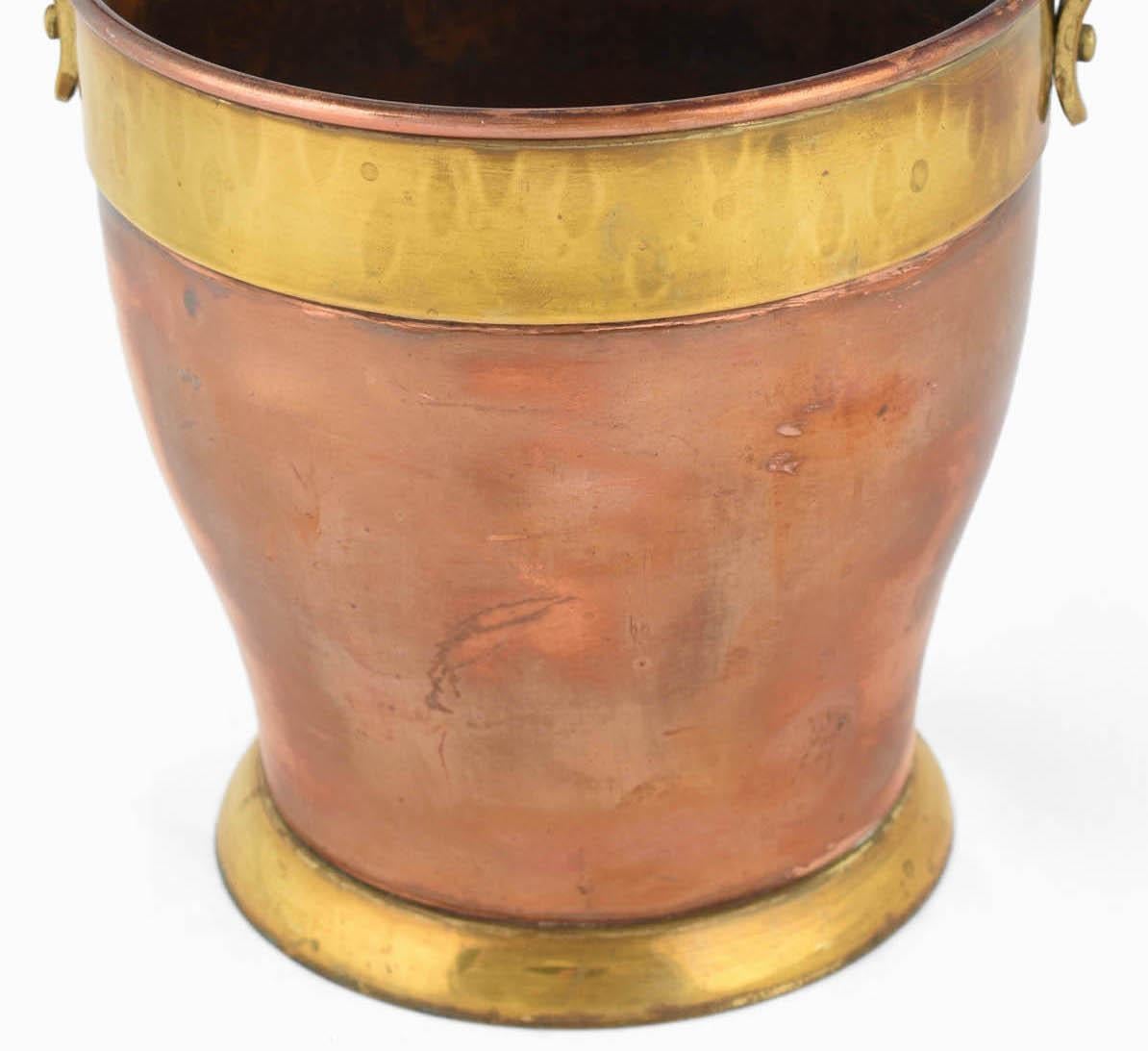 Ice container is an original decorative object realized in the 1950s.

Copper and brass.

Made in Germany. 

Created by Harald Buchrucker.

Good conditions; normal signs of age. 

Fine object realized in brass and copper on a rounded base