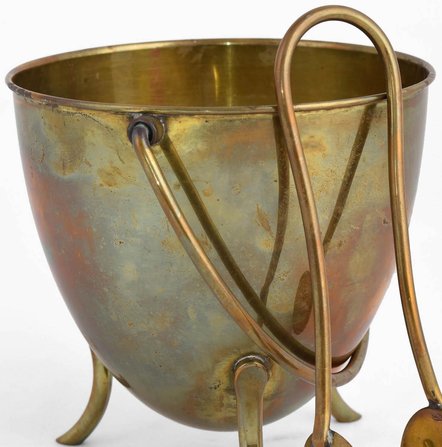 Der Vintage-Eisbehälter mit Pinzette ist ein originelles Dekorationsobjekt aus der Hälfte des 20. Jahrhunderts.

Origineller Dekorationsgegenstand aus Messing. Hergestellt in Deutschland. 

Erstellt von Harald Buchrucker.

Der Eisbehälter