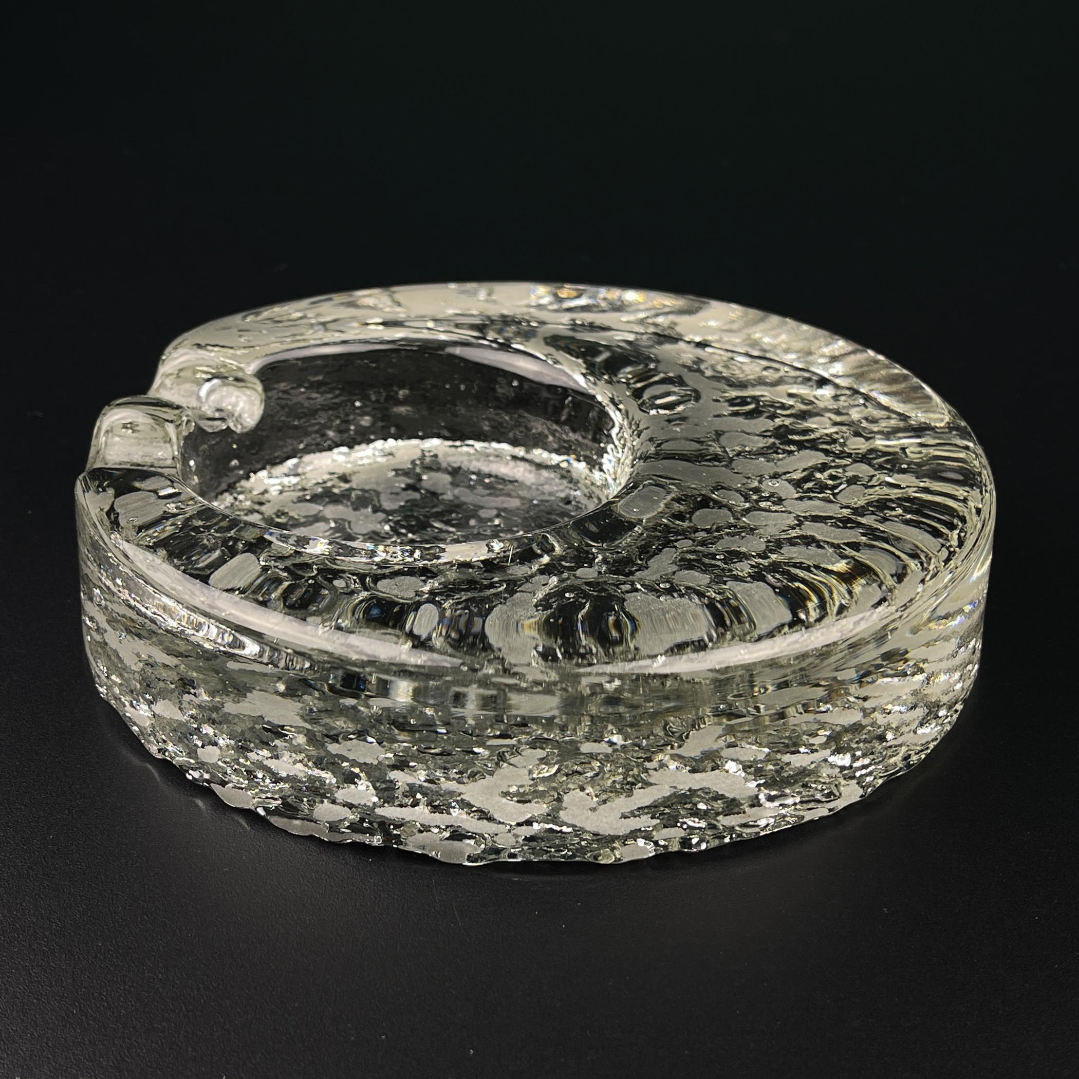 Suédois Cendrier vintage en verre à glace par Kosta Boda, Suède, années 1970 en vente
