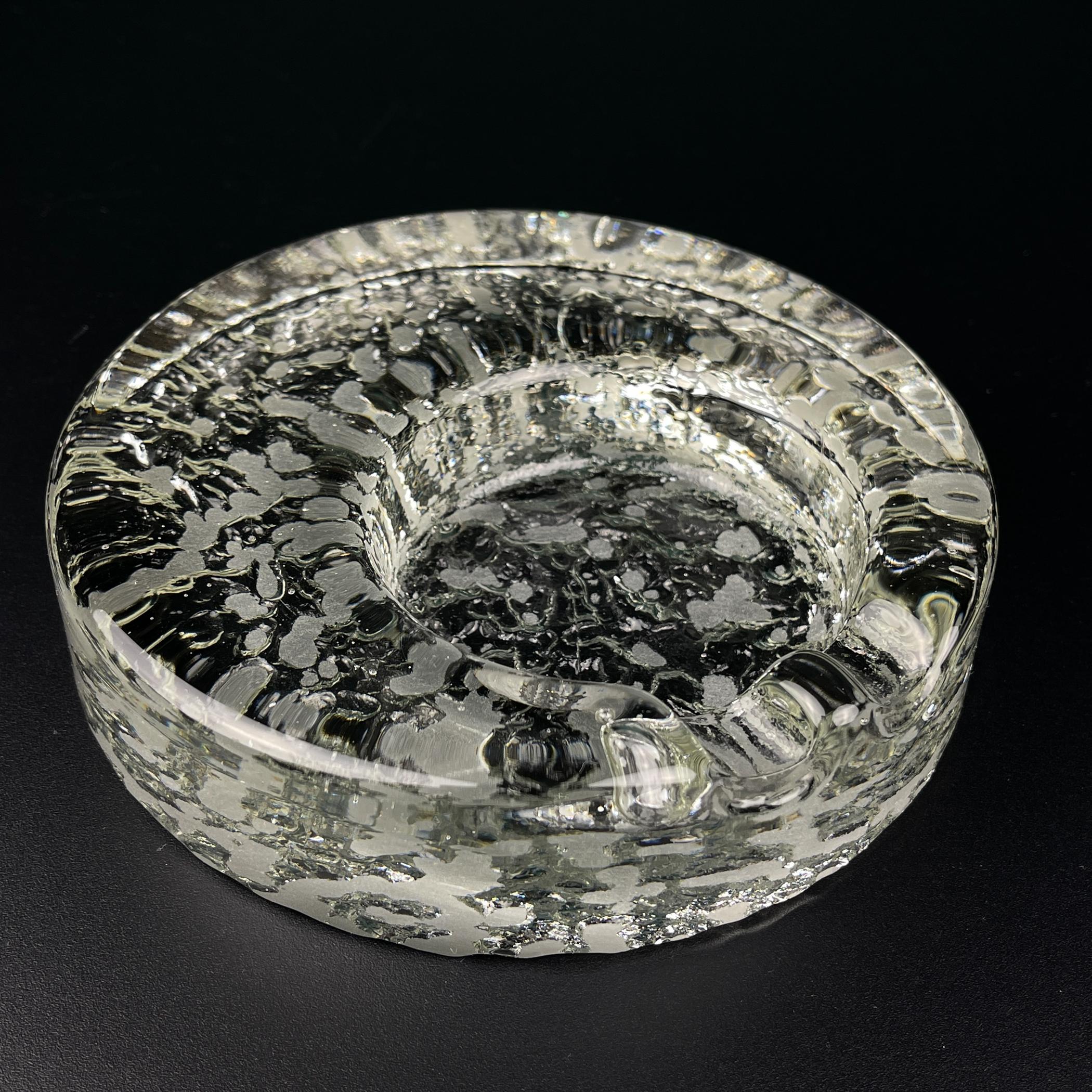 20ième siècle Cendrier vintage en verre à glace par Kosta Boda, Suède, années 1970 en vente