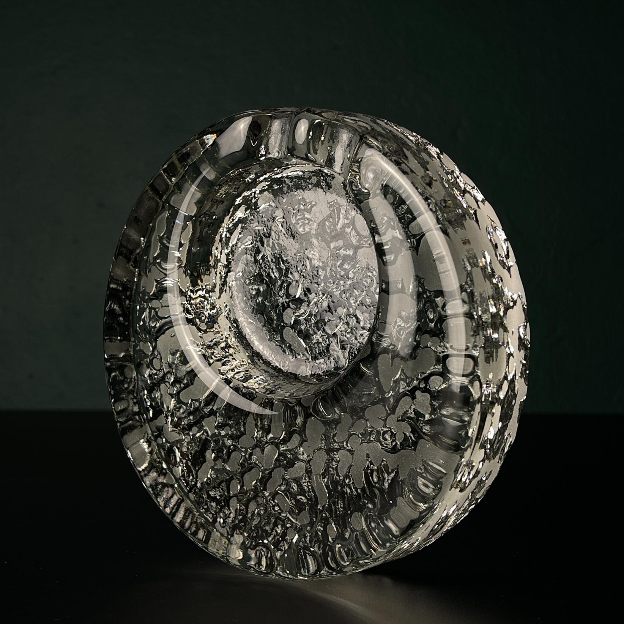 Cendrier vintage en verre à glace par Kosta Boda, Suède, années 1970 en vente 2