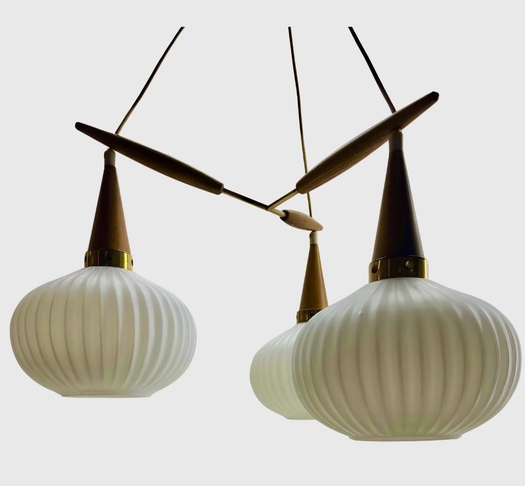 Mid-Century Modern Lampe Cascade vintage emblématique à 3 globes par Massive Belgium, années 1960 en vente