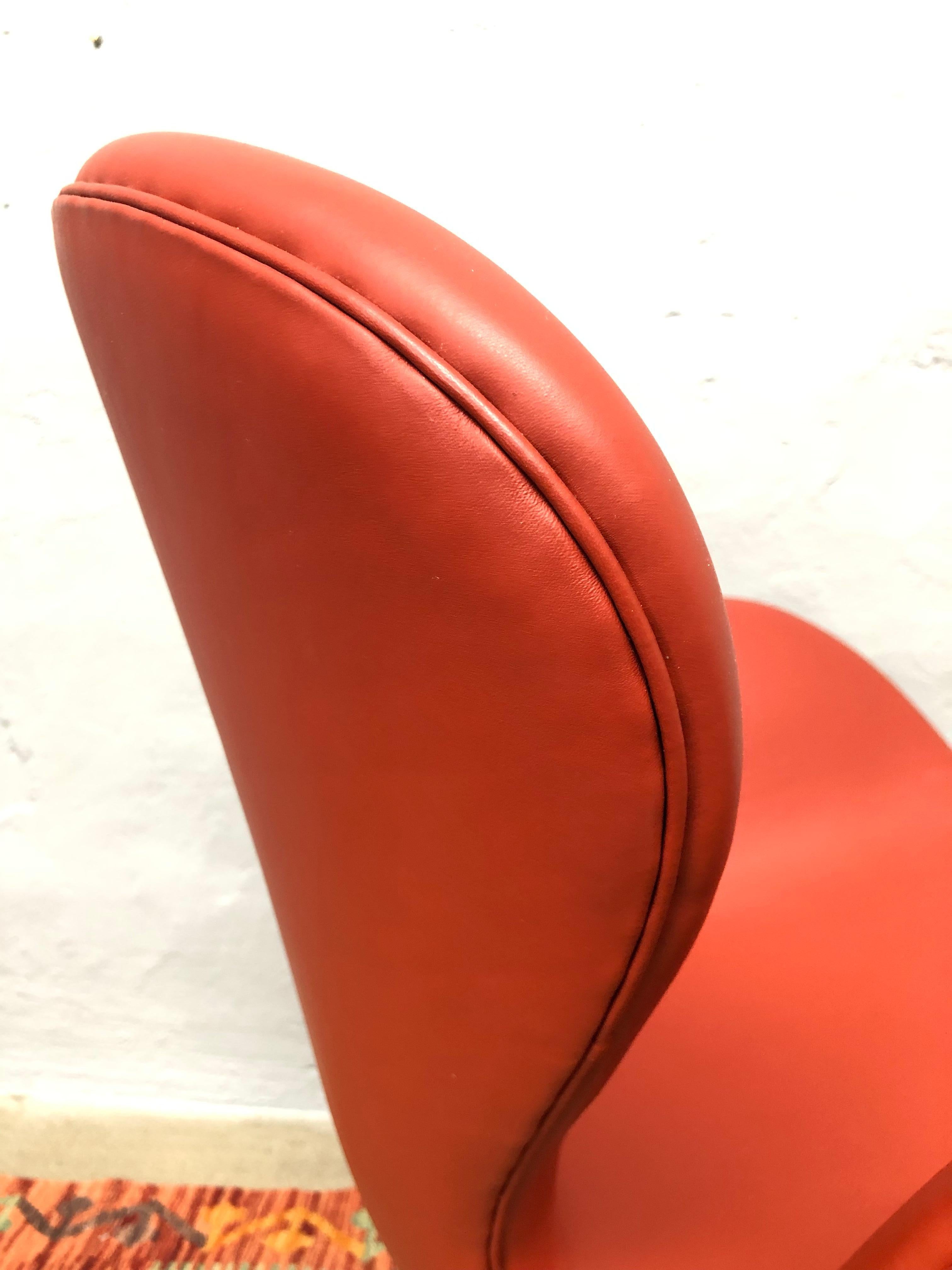 Vintage Iconic First Edition Arne Jacobsen 3320 Lounge Chair Designed in 1958 4