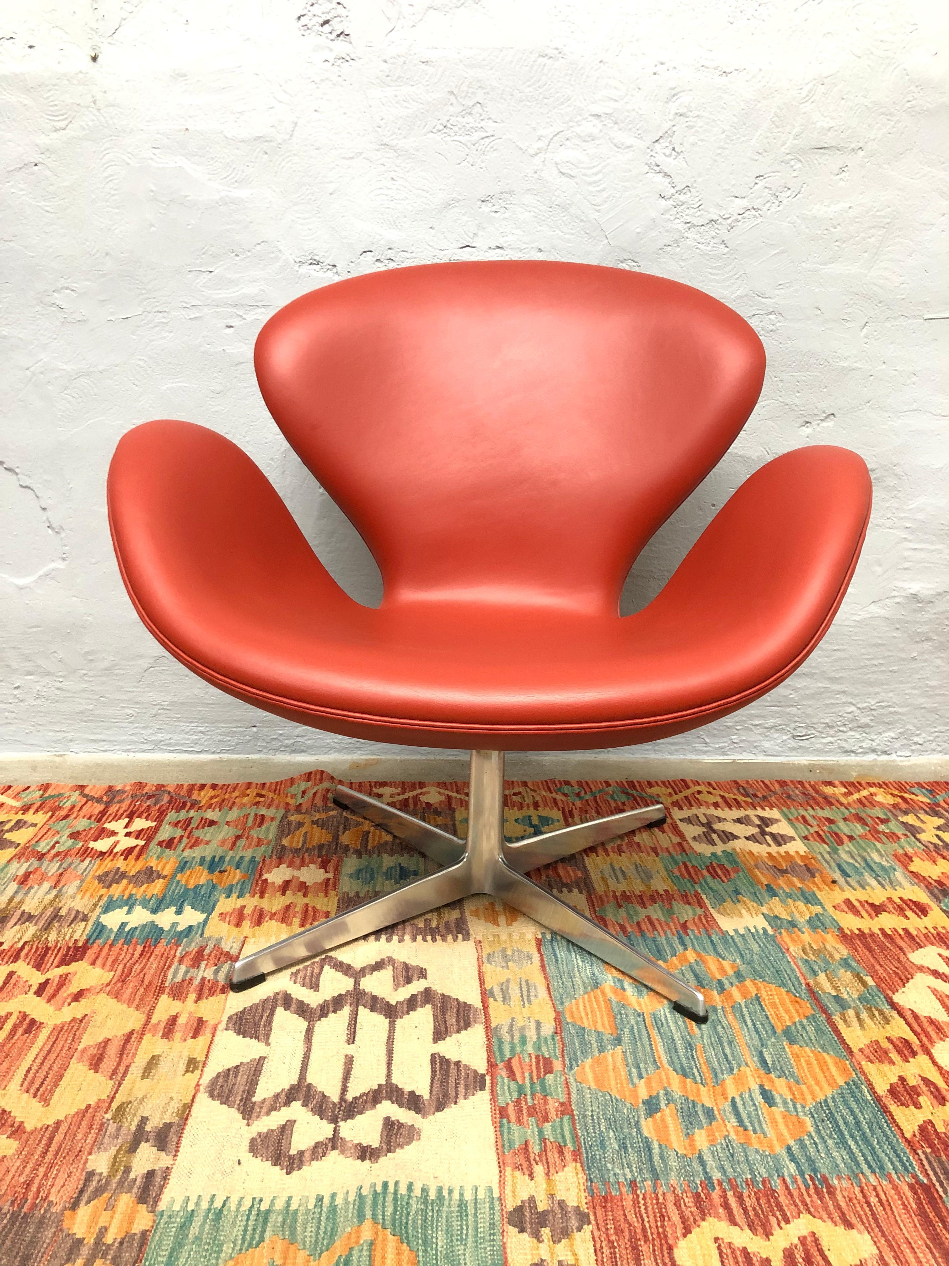 Vintage Iconic First Edition Arne Jacobsen 3320 Lounge Chair Designed in 1958 6