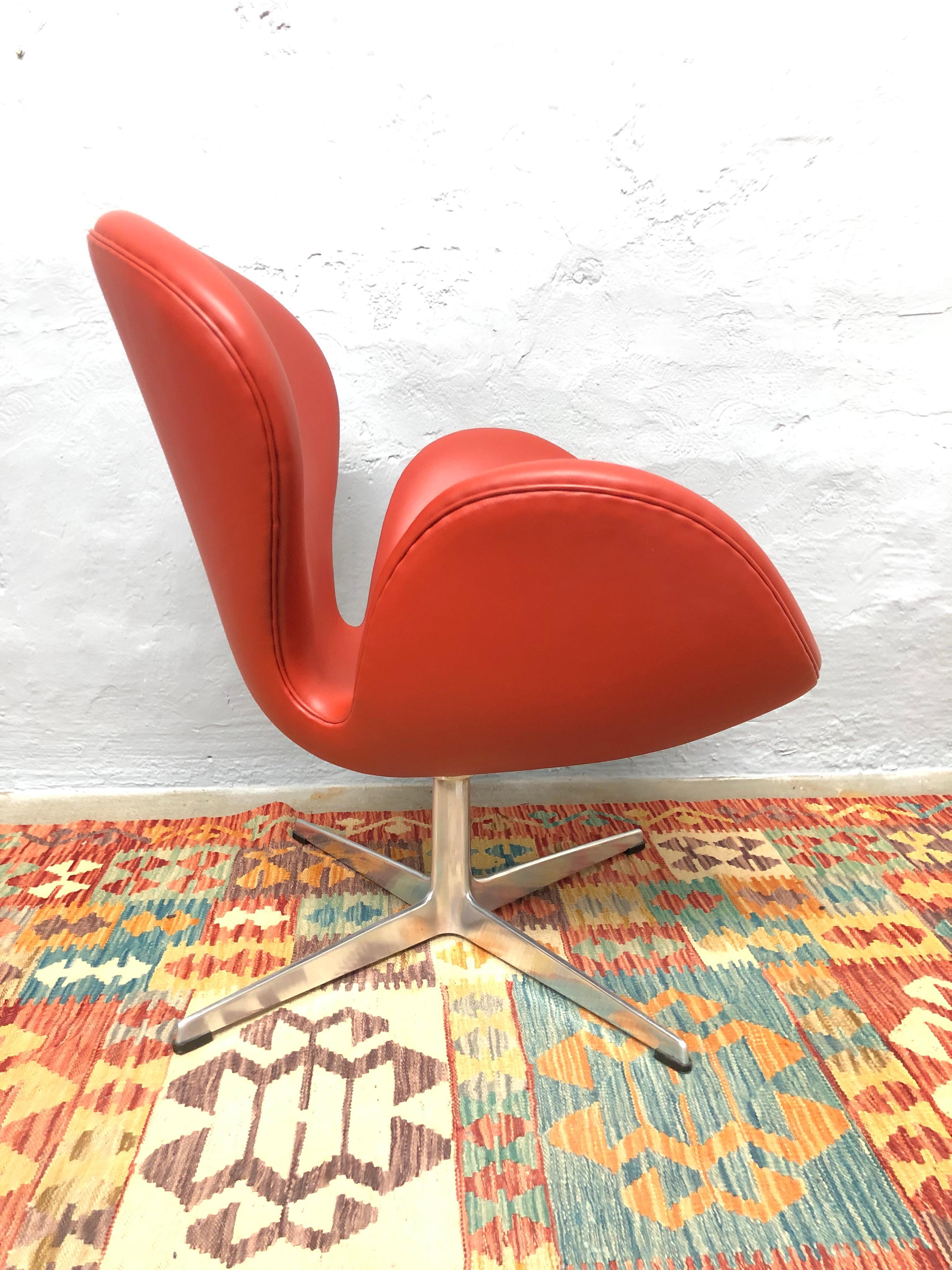 Vintage Iconic First Edition Arne Jacobsen 3320 Lounge Chair Designed in 1958 7