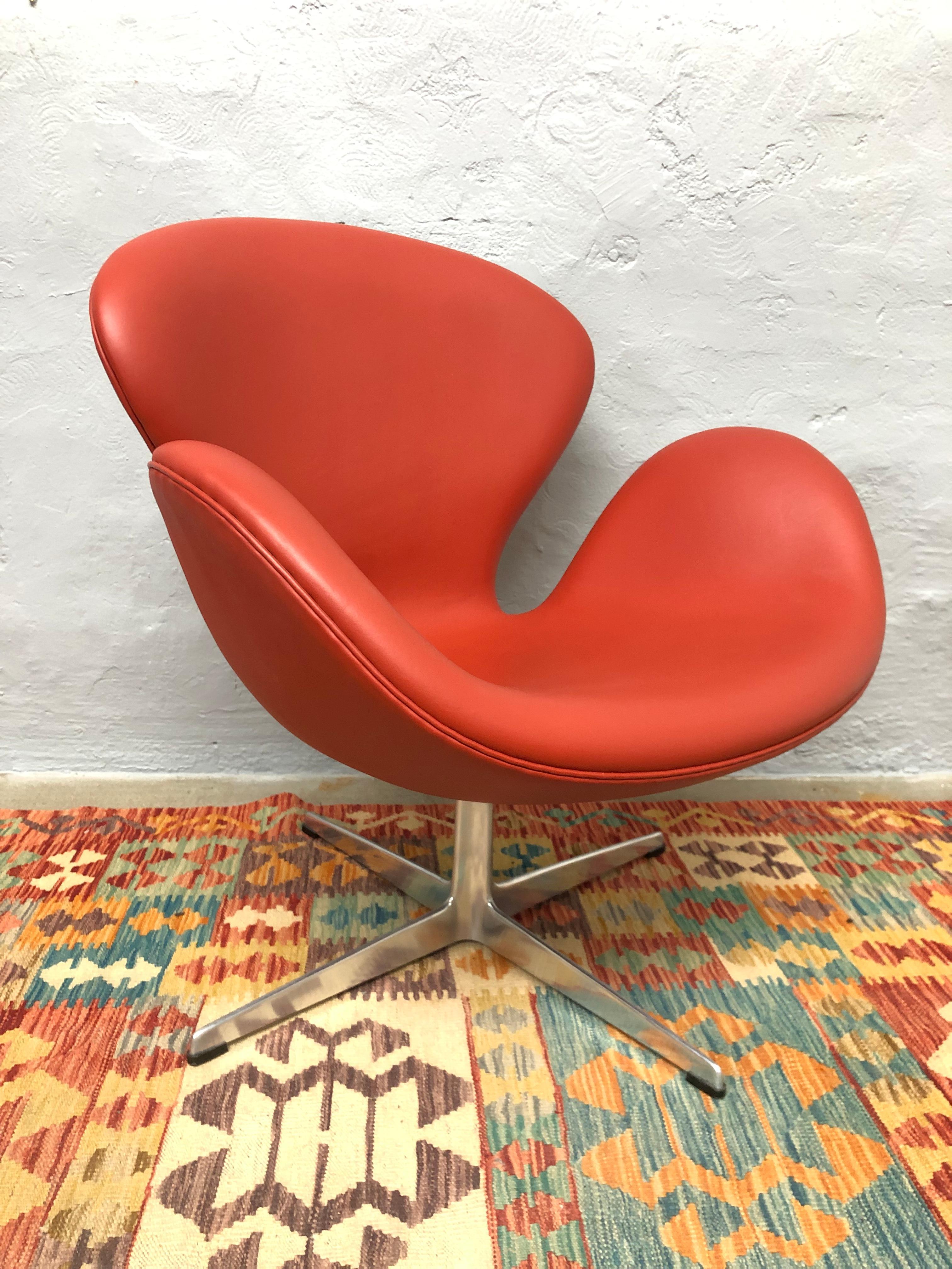 Vintage Iconic First Edition Arne Jacobsen 3320 Lounge Chair Designed in 1958 8
