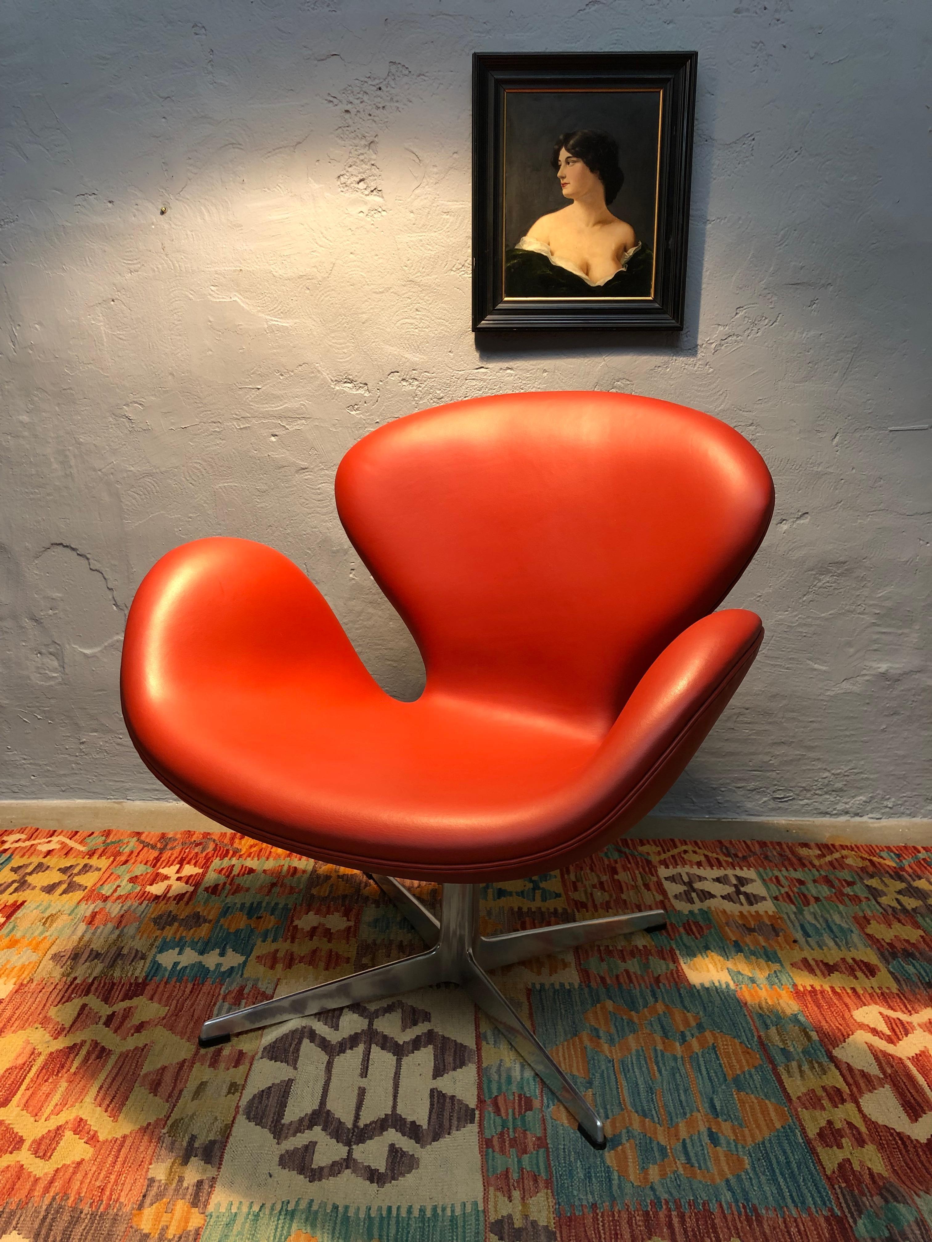 An early rare vintage lounge chair model 3320 The Swan Chair by Arne Jacobsen for Fritz Hansen of Denmark from 1963 in red leather.
This chair is in extremely good vintage condition for its age and with an elderly reupholstering in red leather.
This