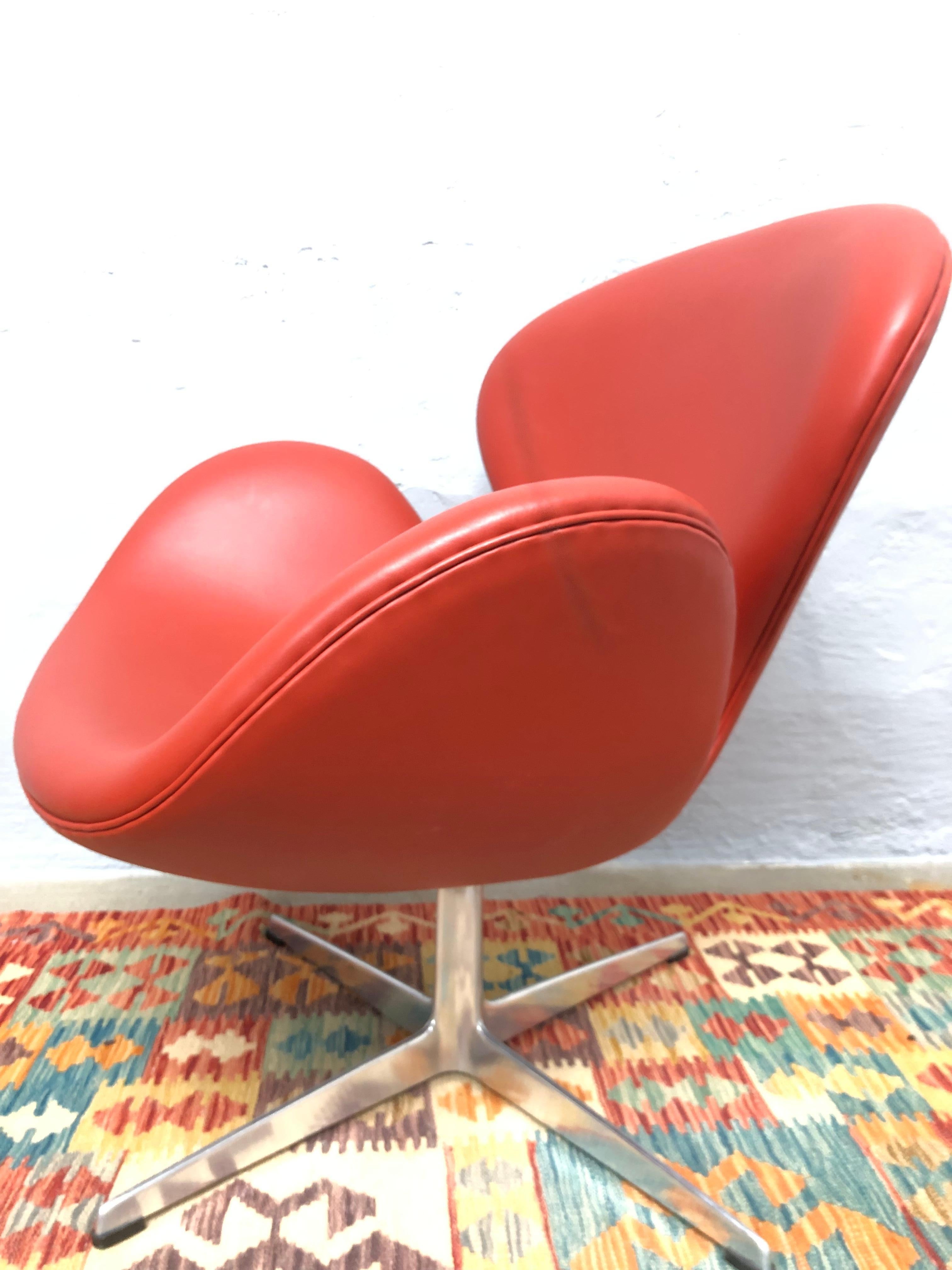 Leather Vintage Iconic First Edition Arne Jacobsen 3320 Lounge Chair Designed in 1958