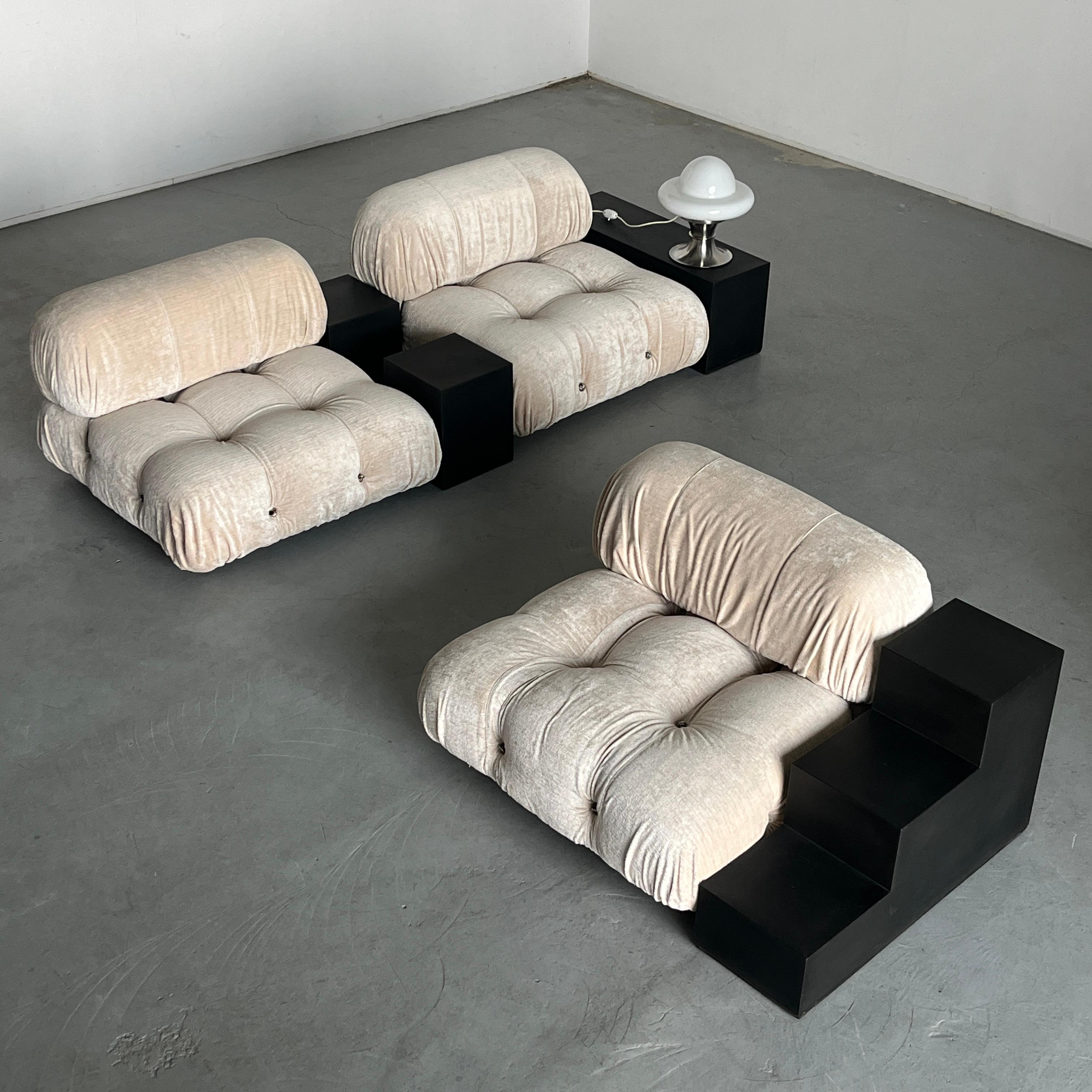 Ensemble iconique de six pièces conçu par Mario Bellini et produit par A.I.C. (B&B Italia), comprenant trois modules Camaleonda de première édition et trois modules de table d'appoint Gli Scacchi.
Vendu en set complet.

Conçus par le célèbre