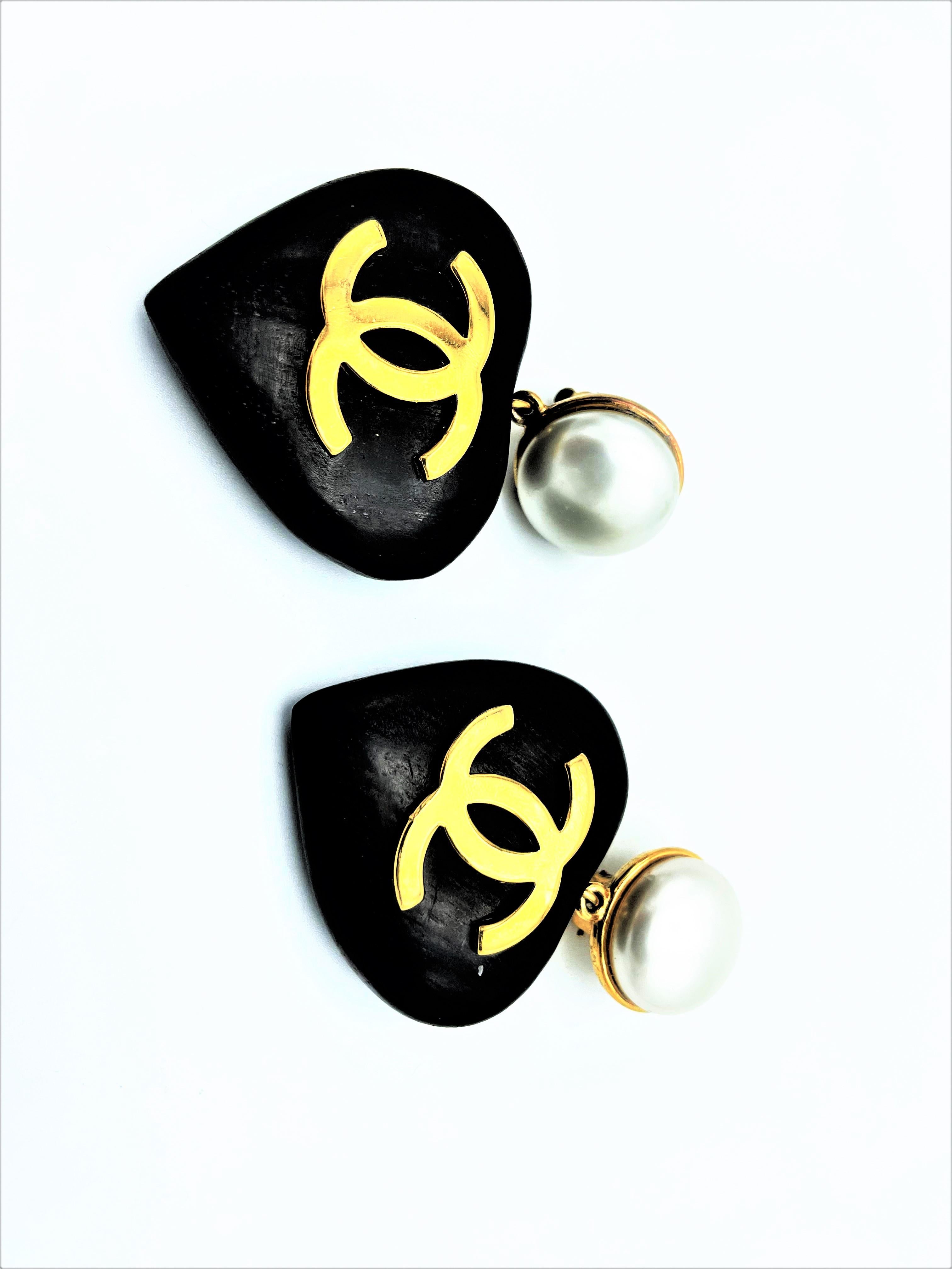 Vintage iconic CCs Chanel heart clip-on earring, made of black ebony sign. 2CC8 3