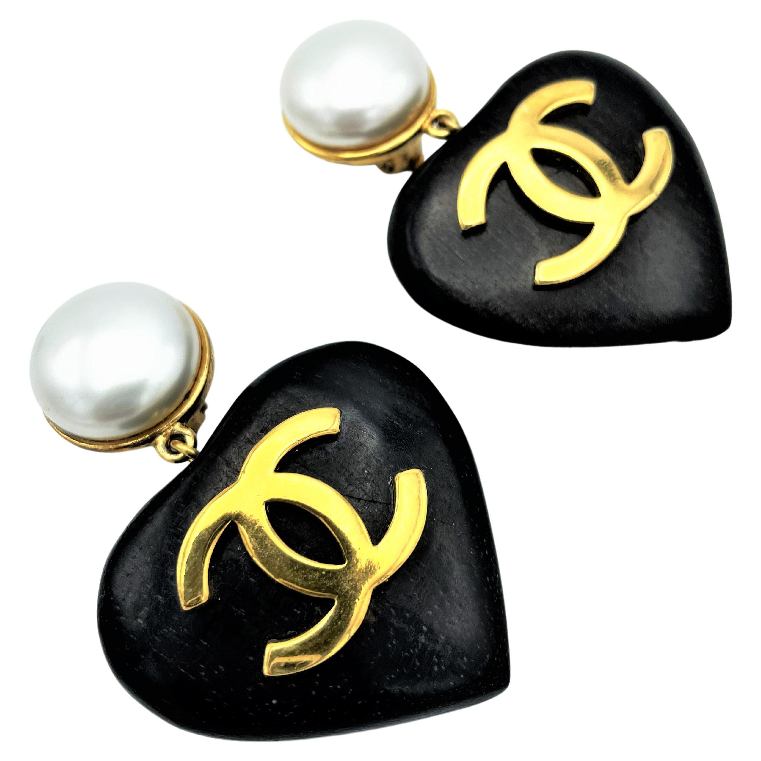 Modern Vintage iconic CCs Chanel heart clip-on earring, made of black ebony sign. 2CC8