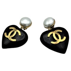 Iconic Chanel heart clip-on earring, made of black ebony sign. 2CC8